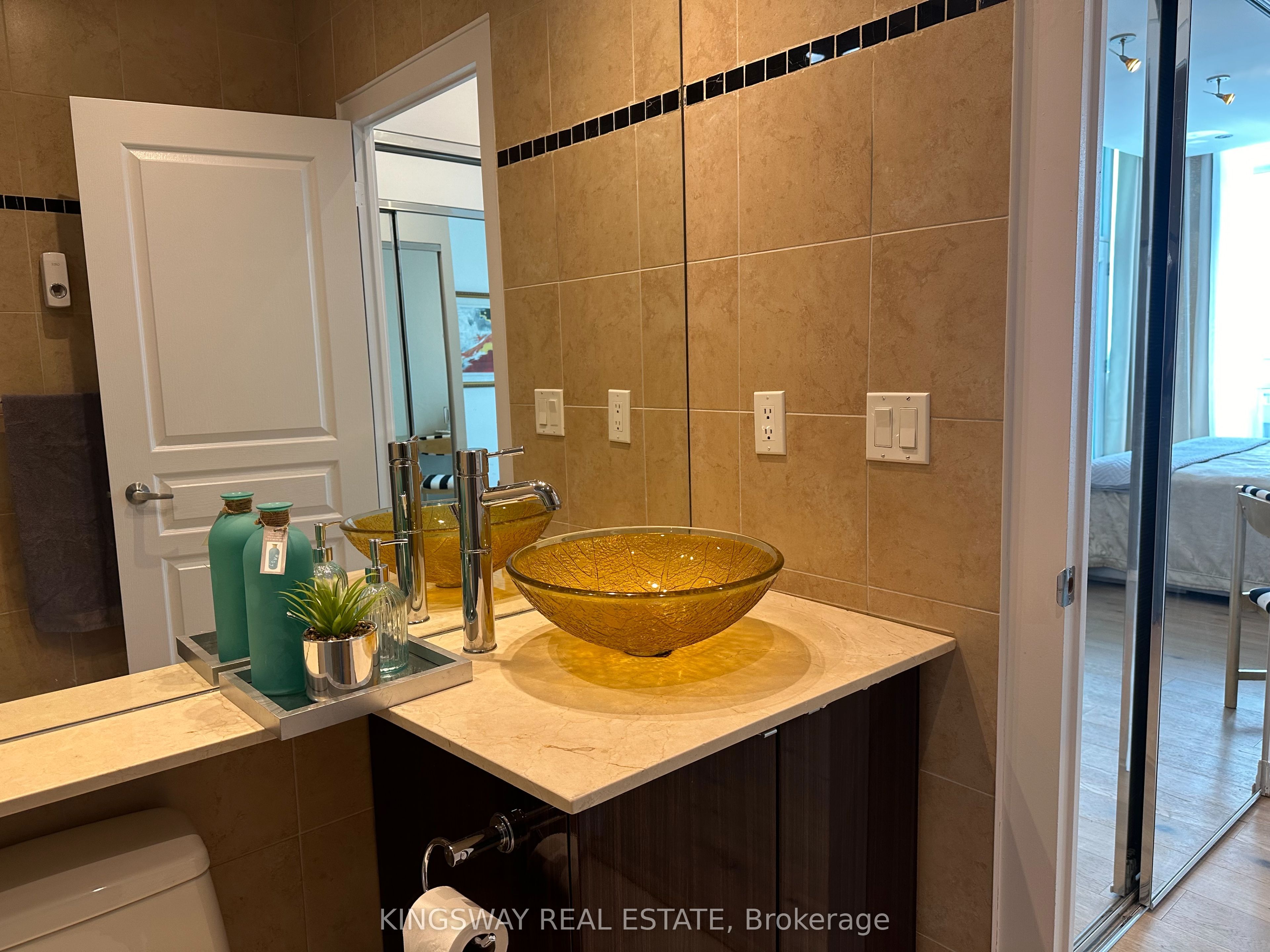 220 Burnhamthorpe Road W #3404