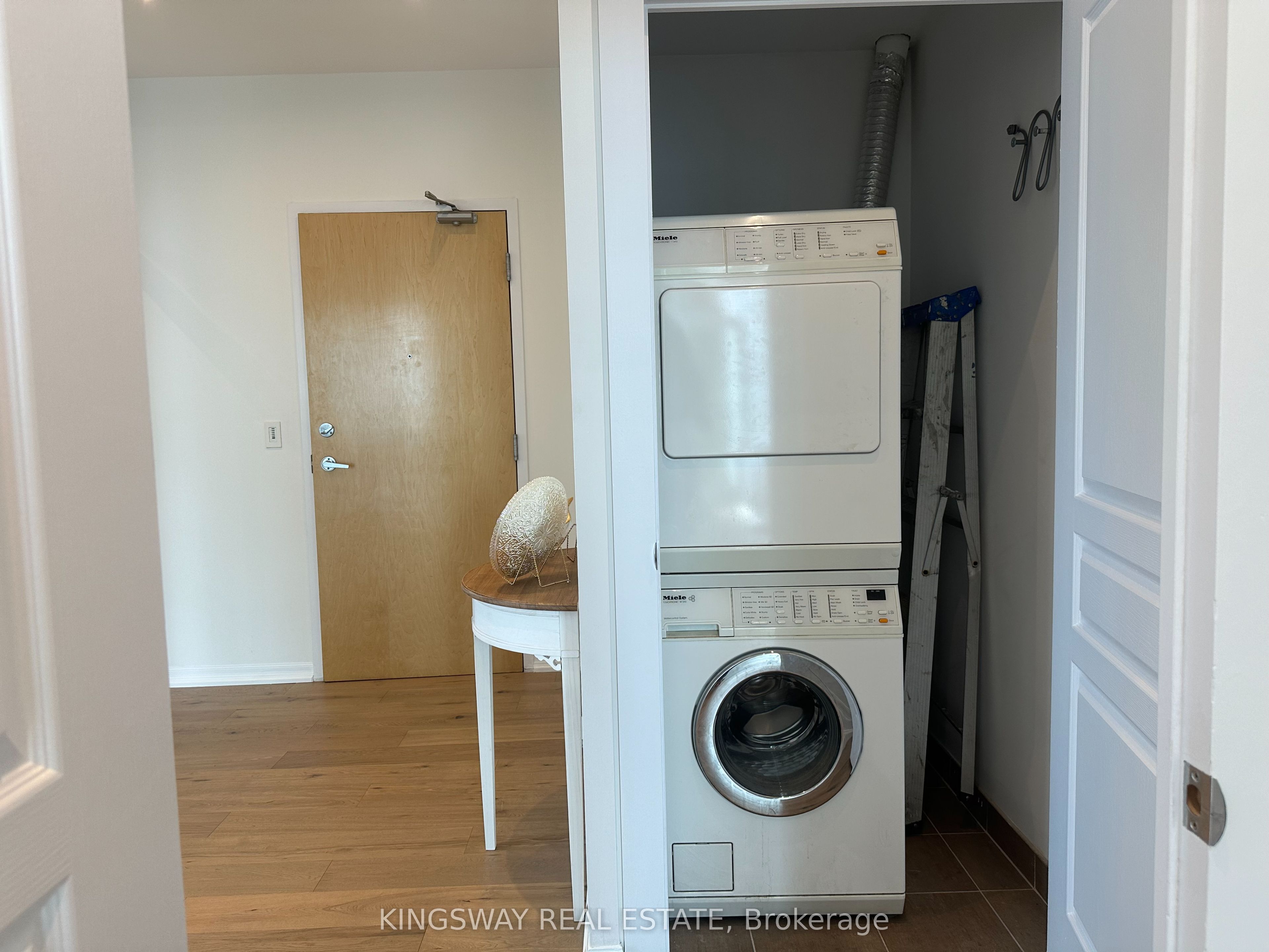 220 Burnhamthorpe Road W #3404