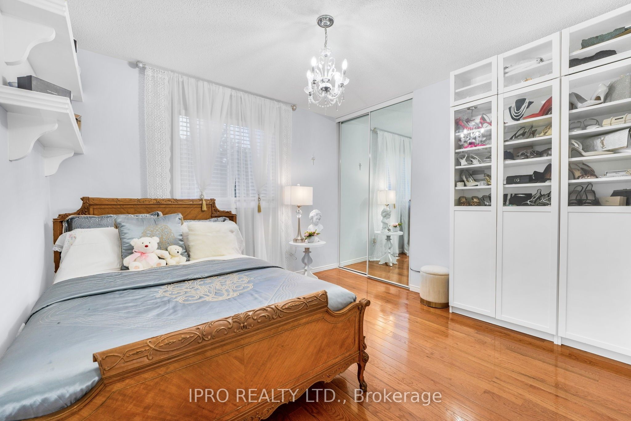 690 Peter Robertson Boulevard