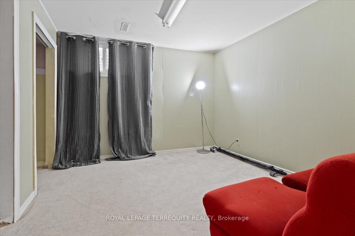 6 Masseygrove Crescent