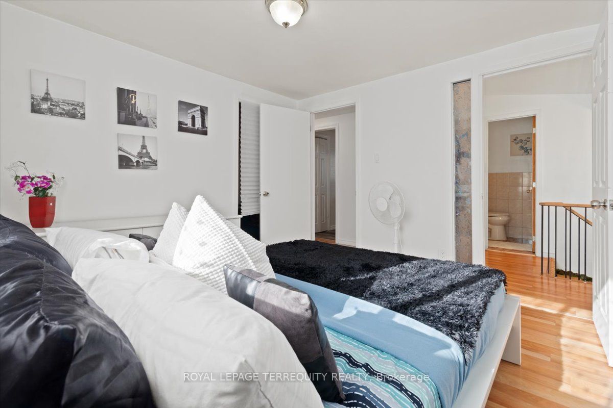 6 Masseygrove Crescent