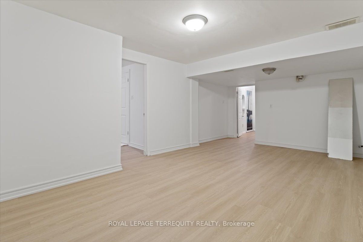6 Masseygrove Crescent