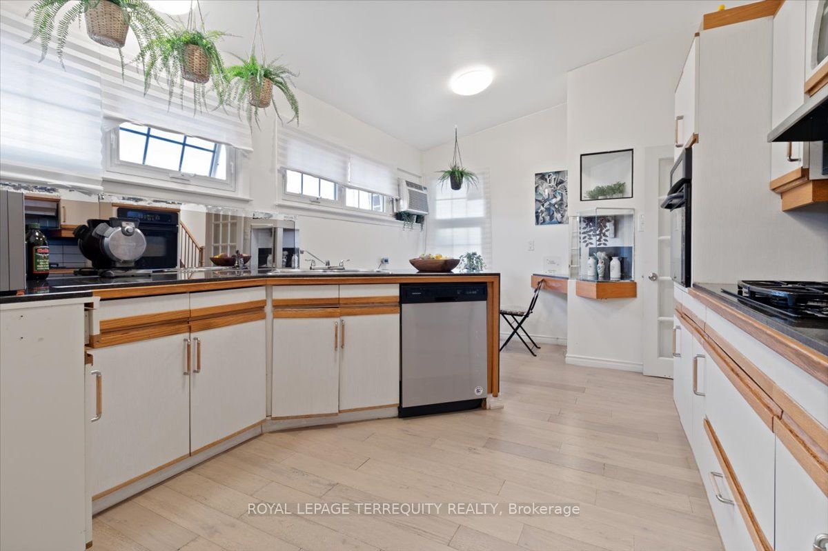 6 Masseygrove Crescent