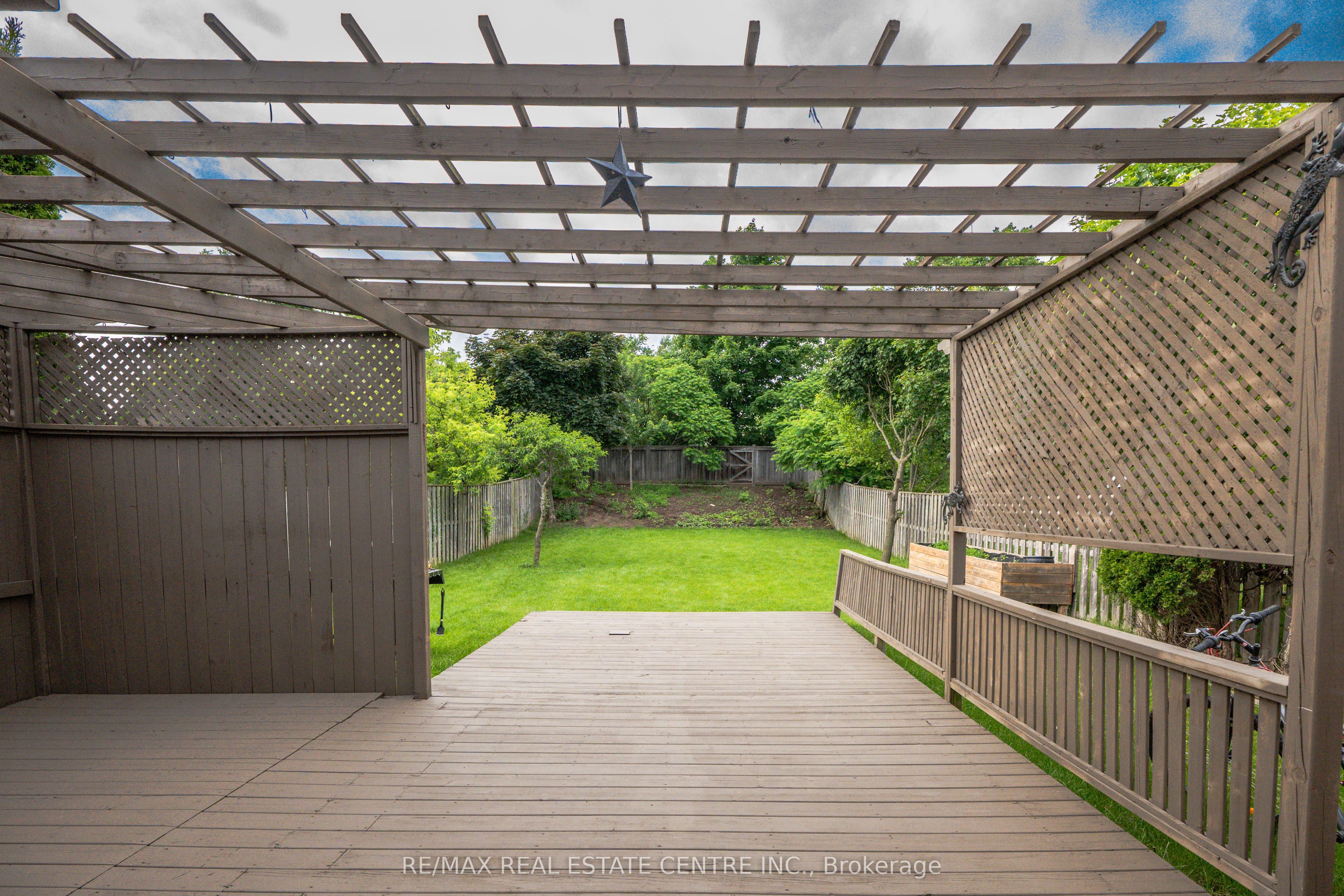 118 Mowat Crescent