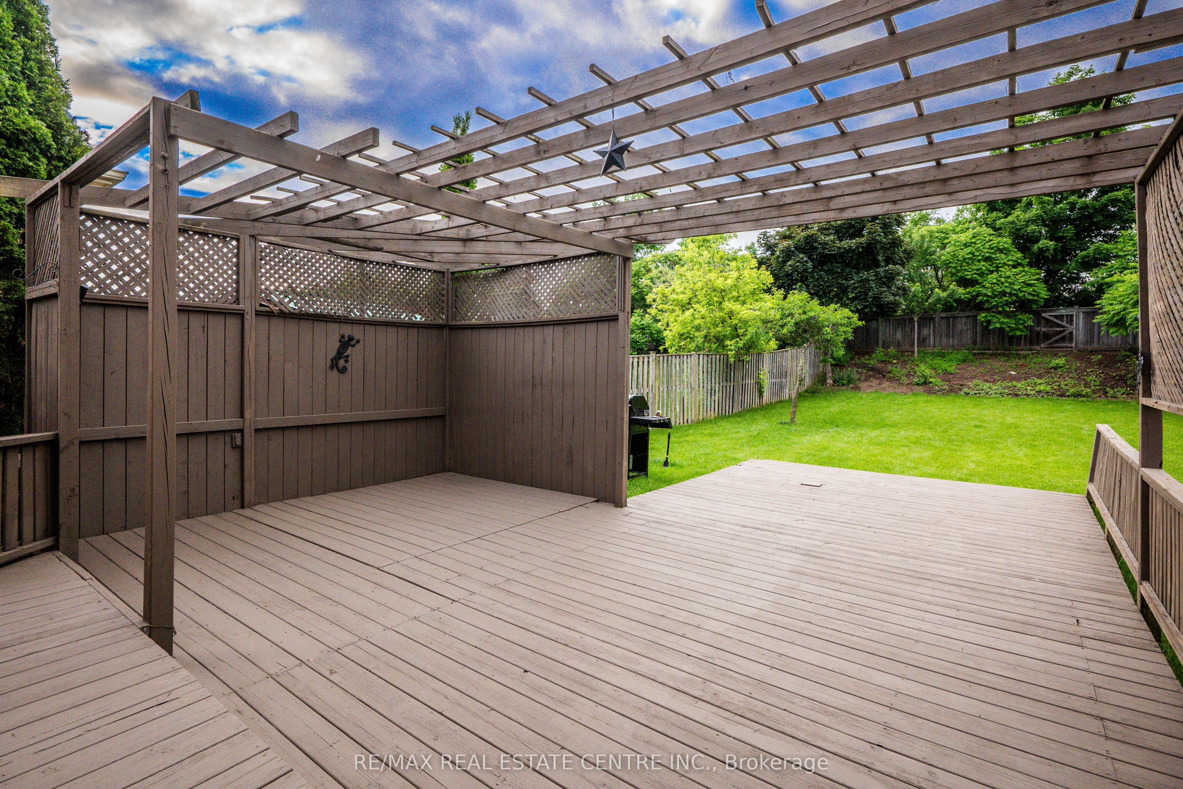 118 Mowat Crescent