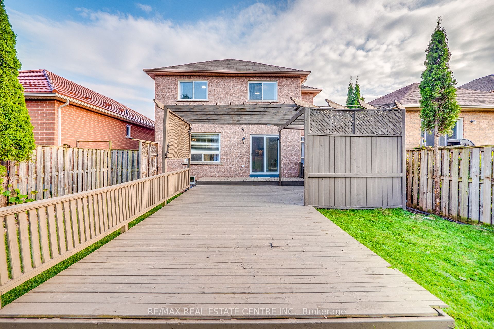 118 Mowat Crescent