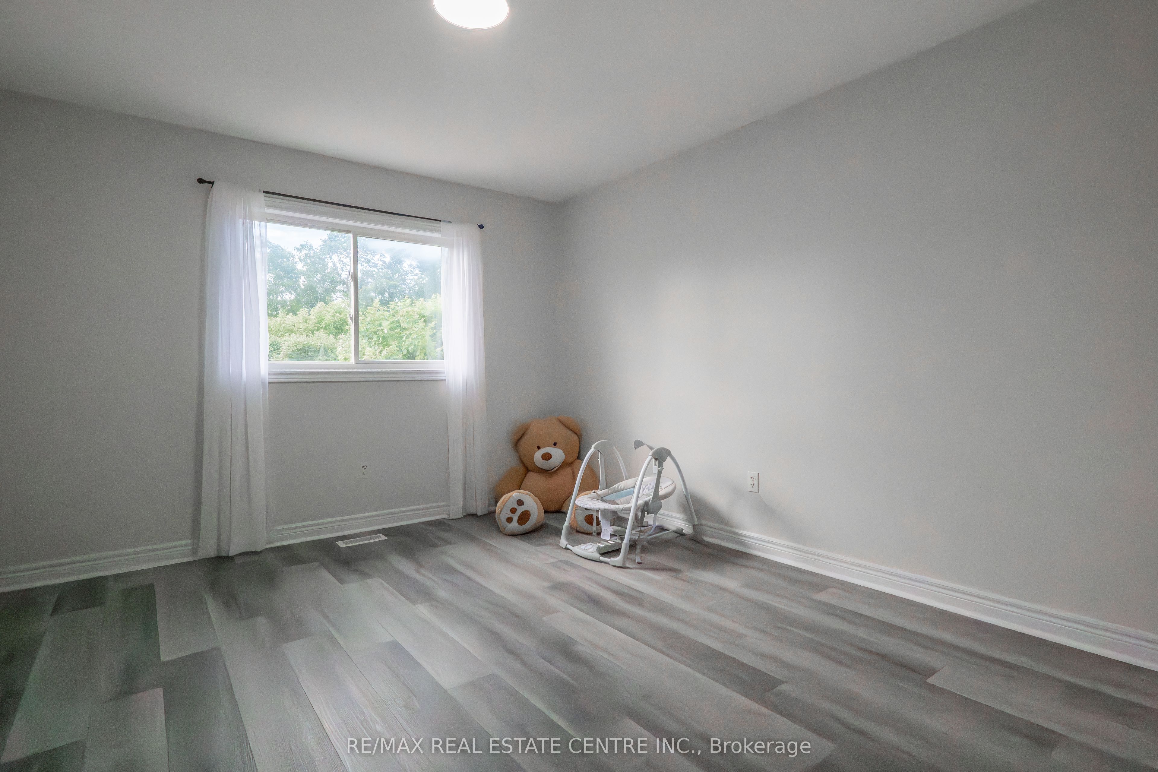 118 Mowat Crescent