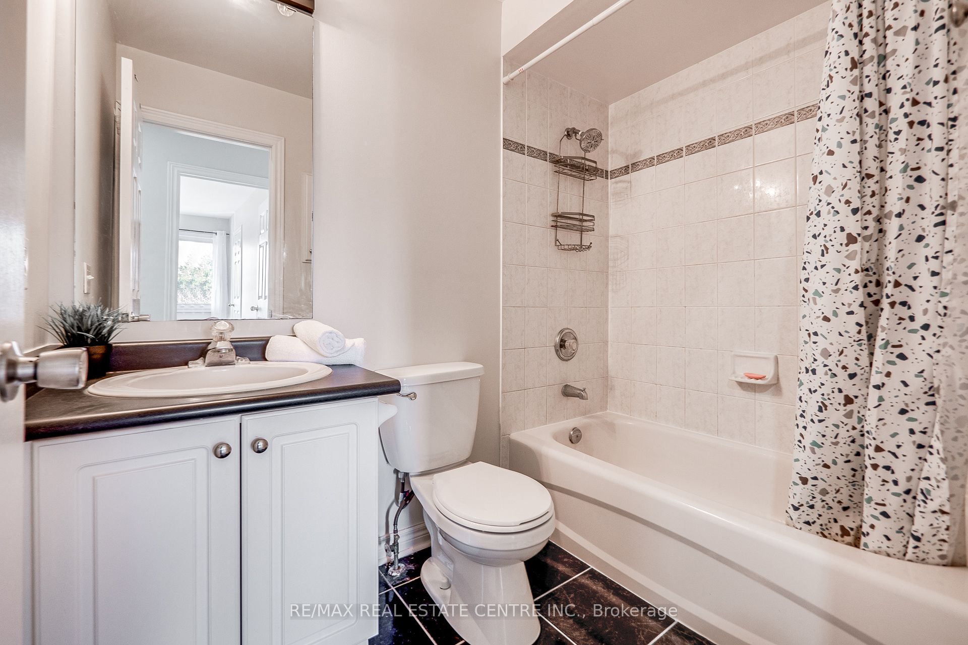 118 Mowat Crescent