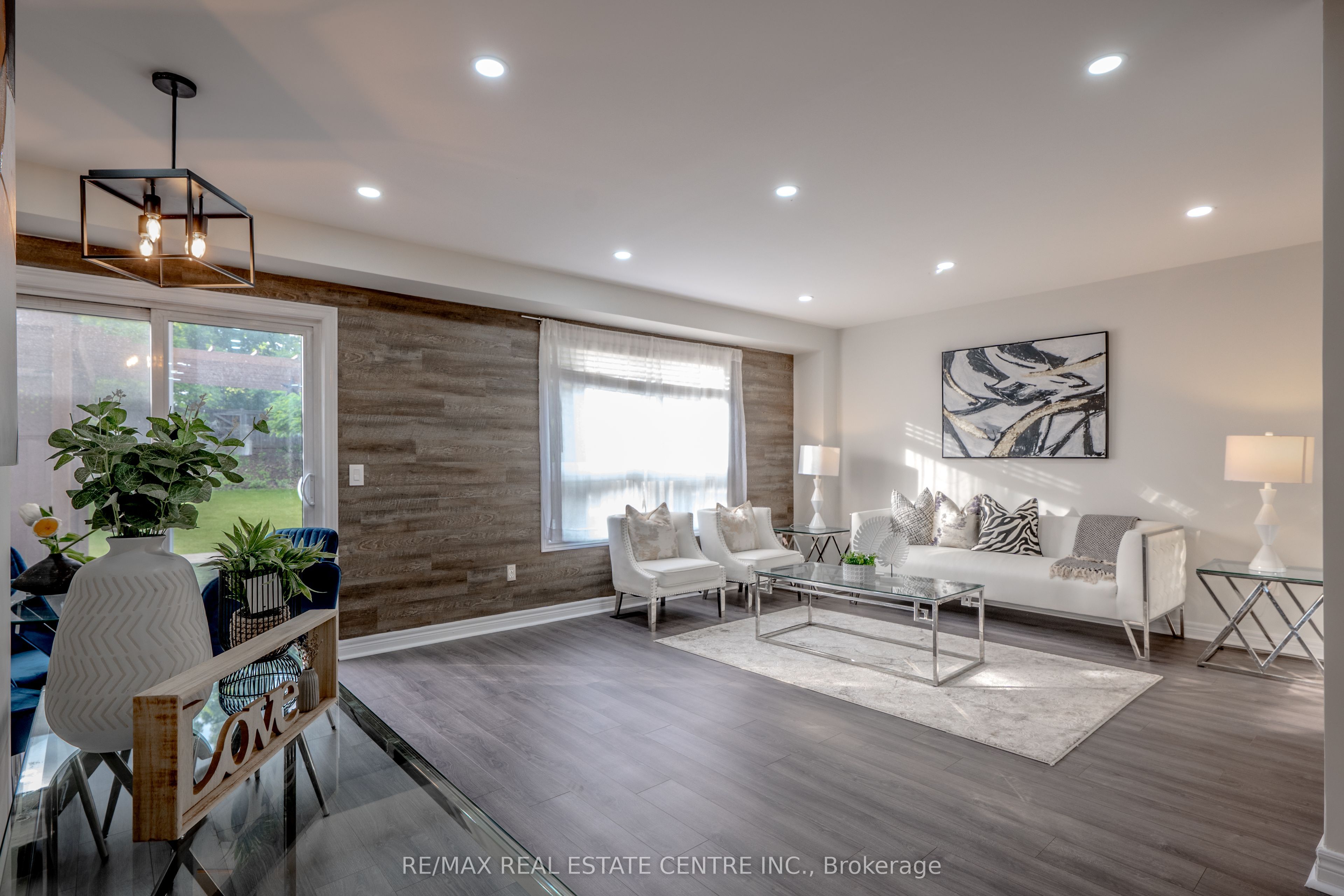 118 Mowat Crescent