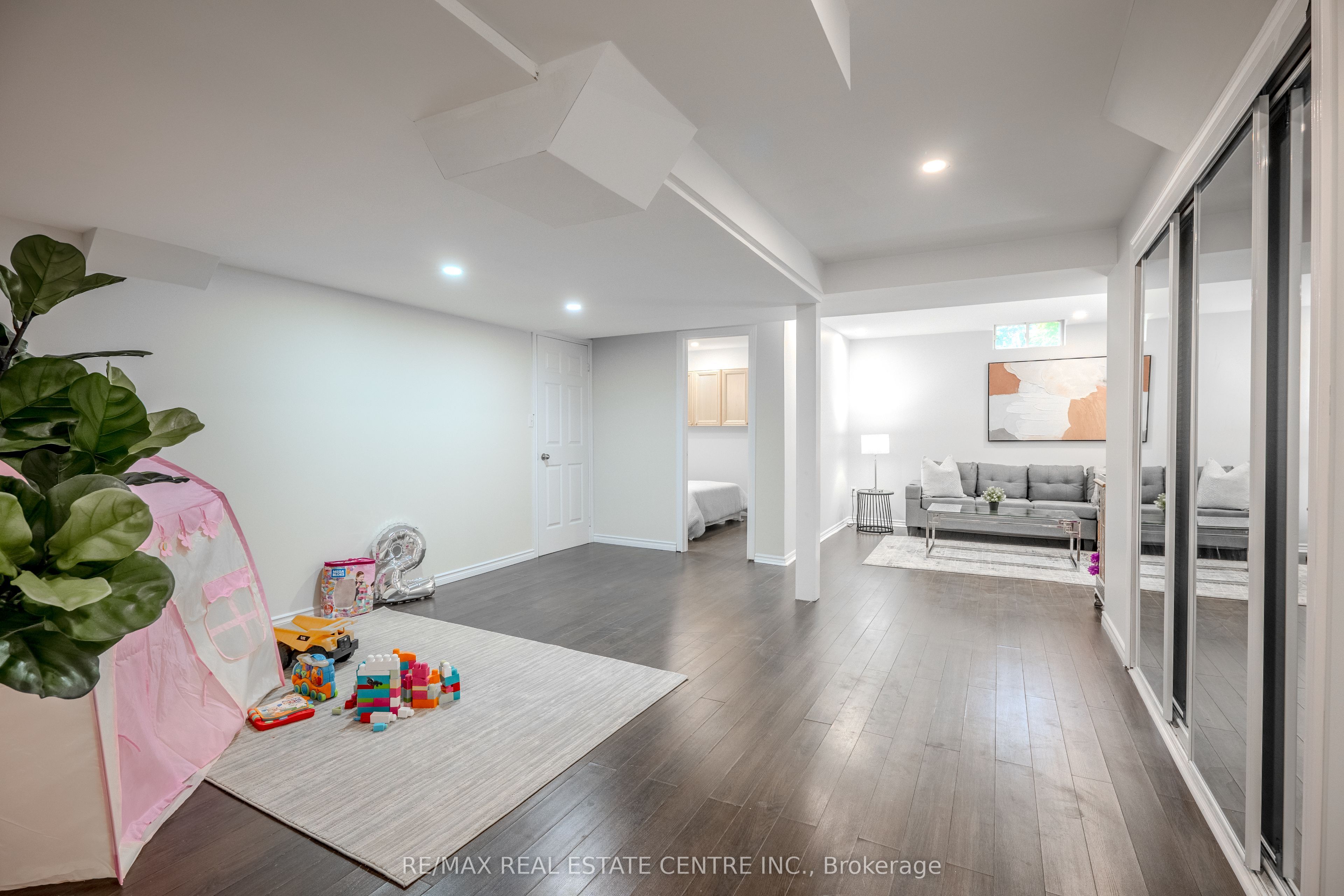 118 Mowat Crescent