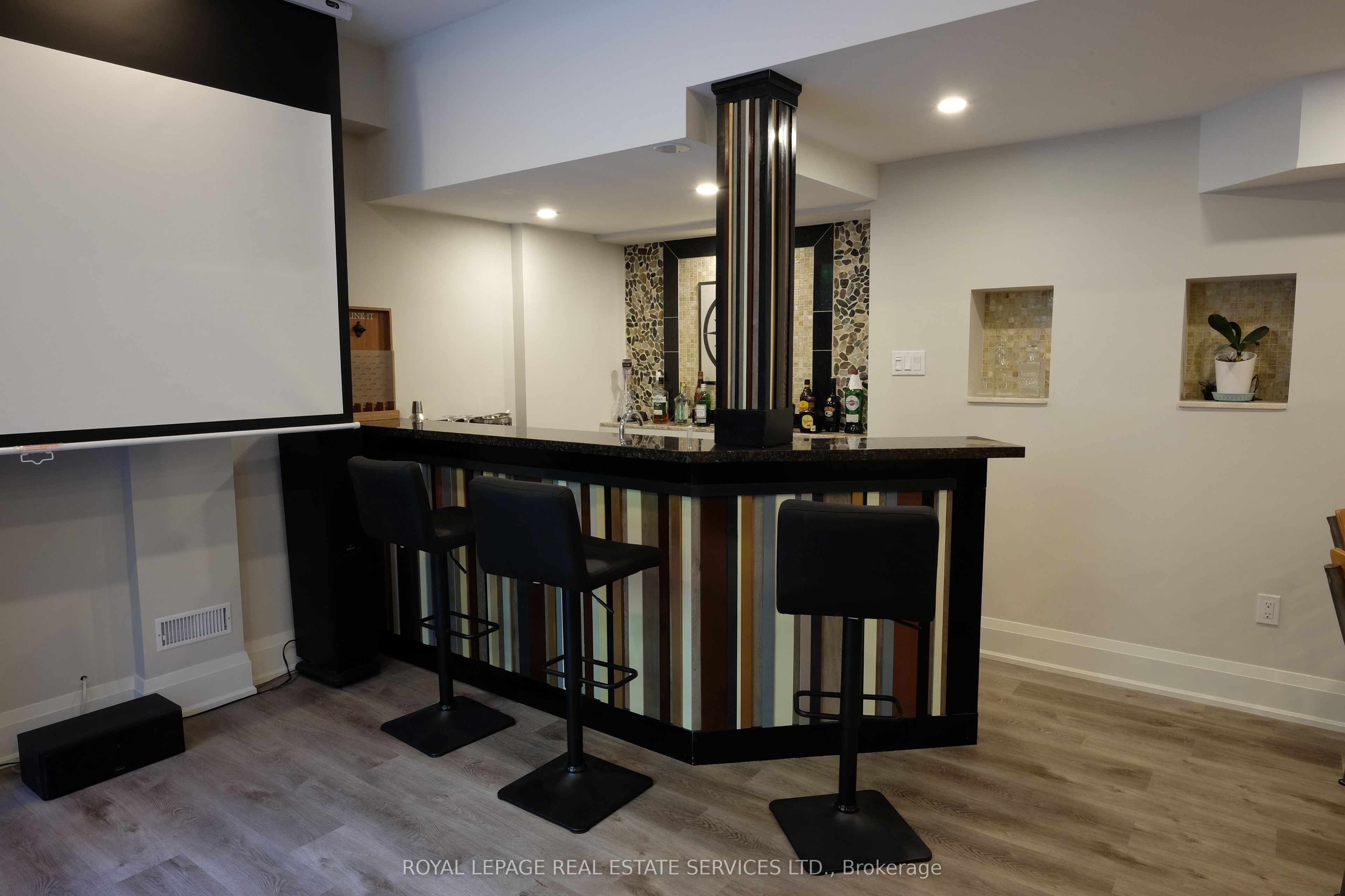 1211 Pinegrove Road