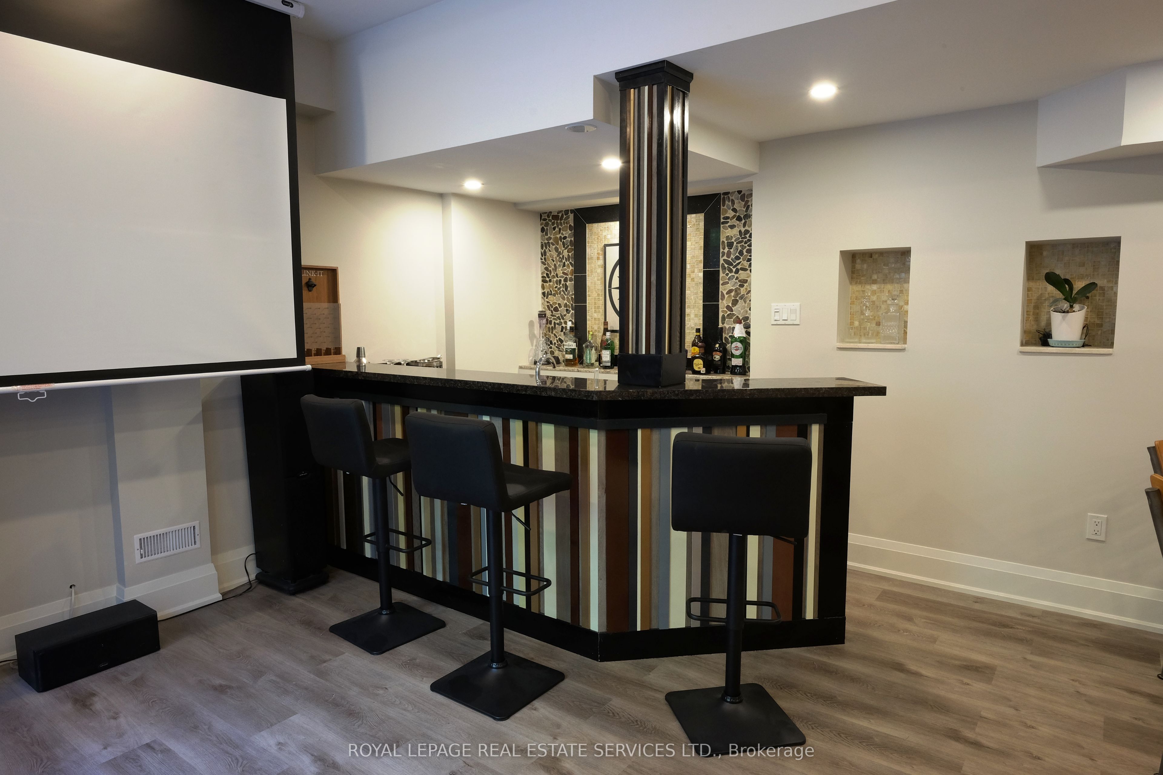 1211 Pinegrove Road