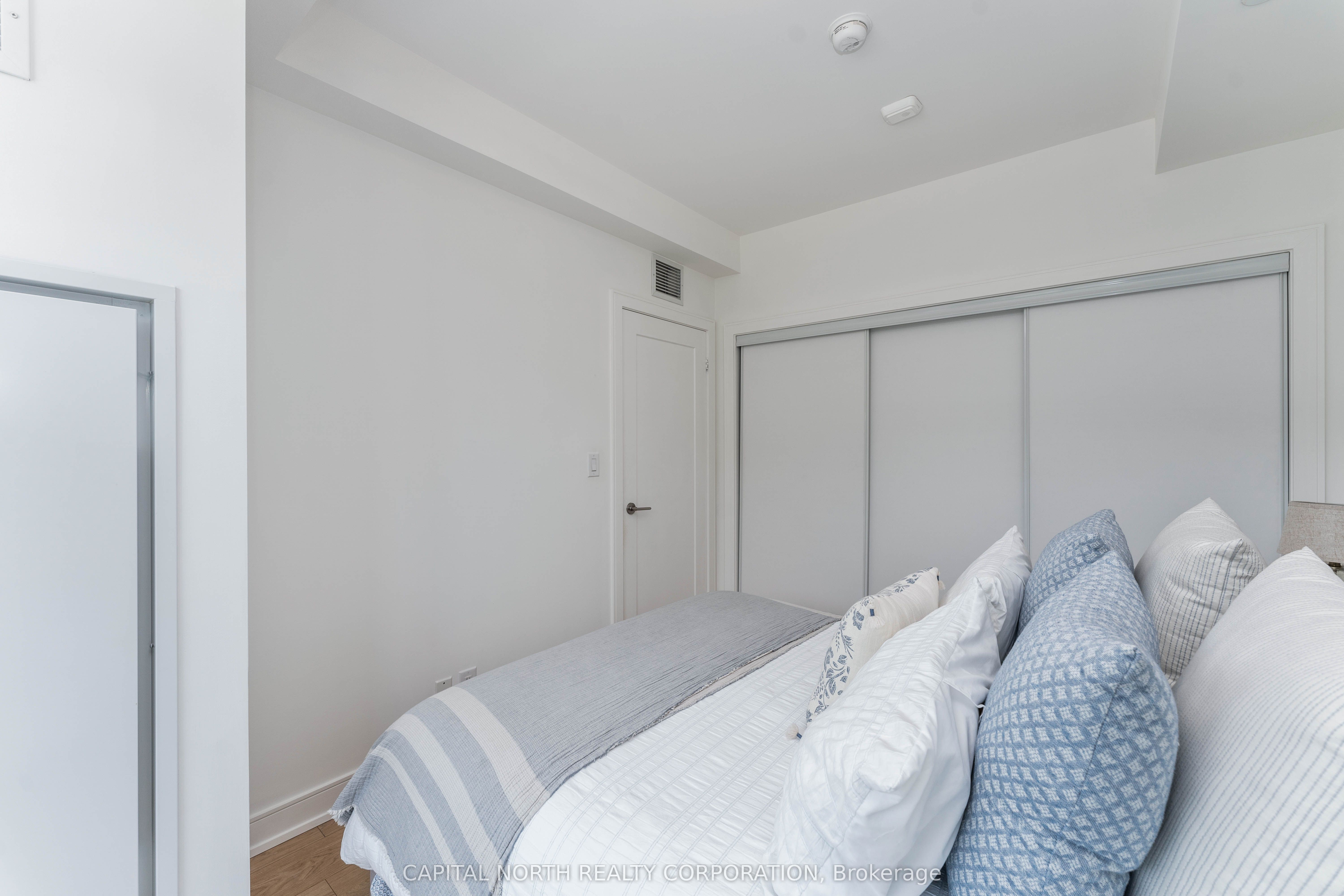 1575 Lakeshore Road W #270