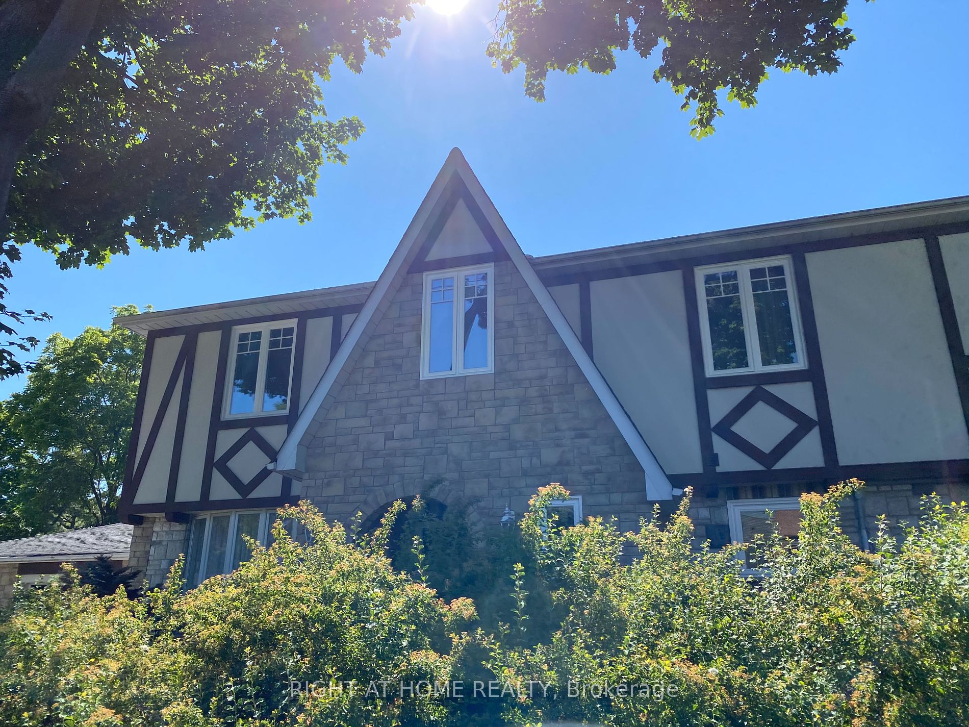 186 Royalavon Crescent