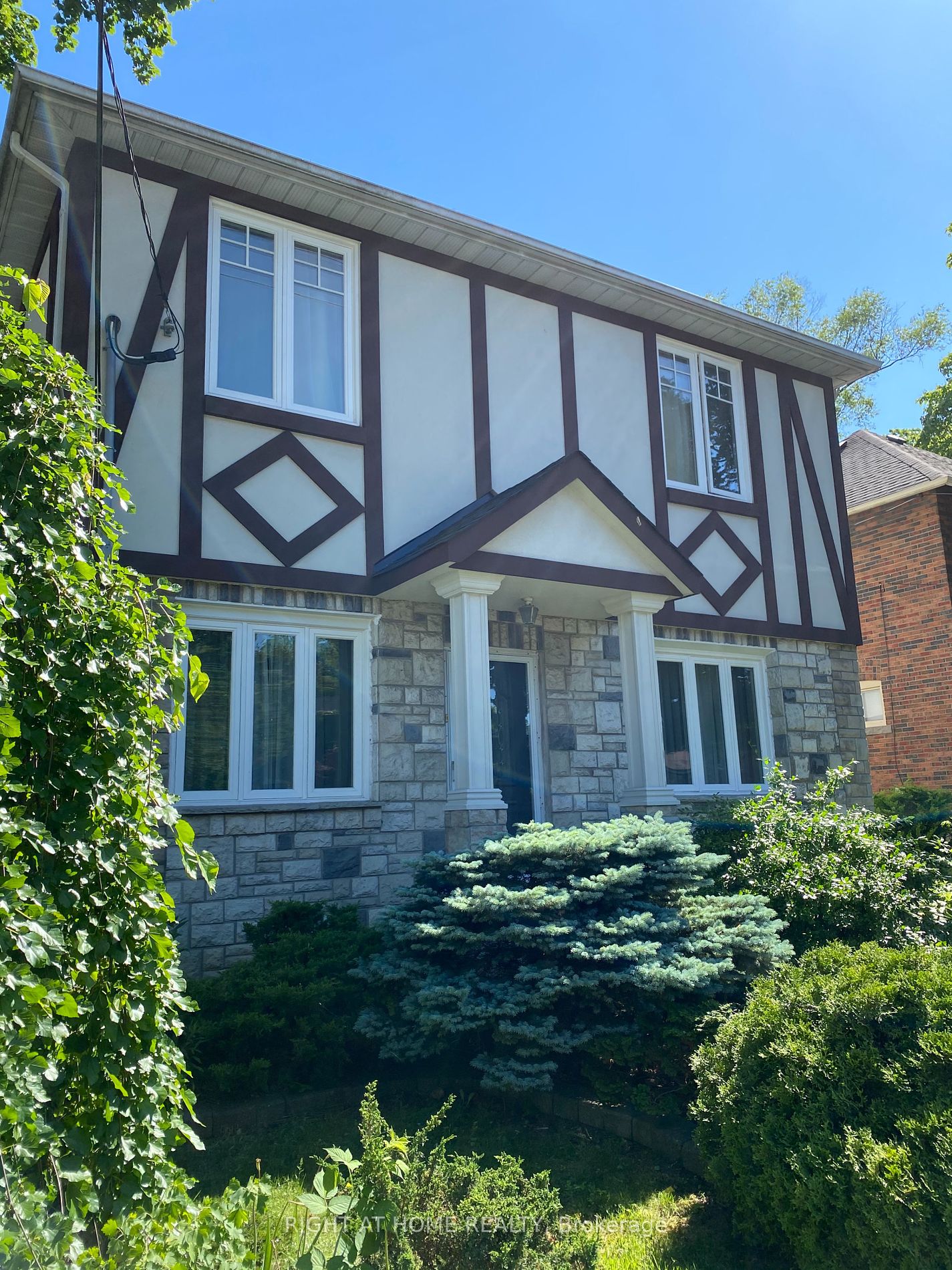 186 Royalavon Crescent
