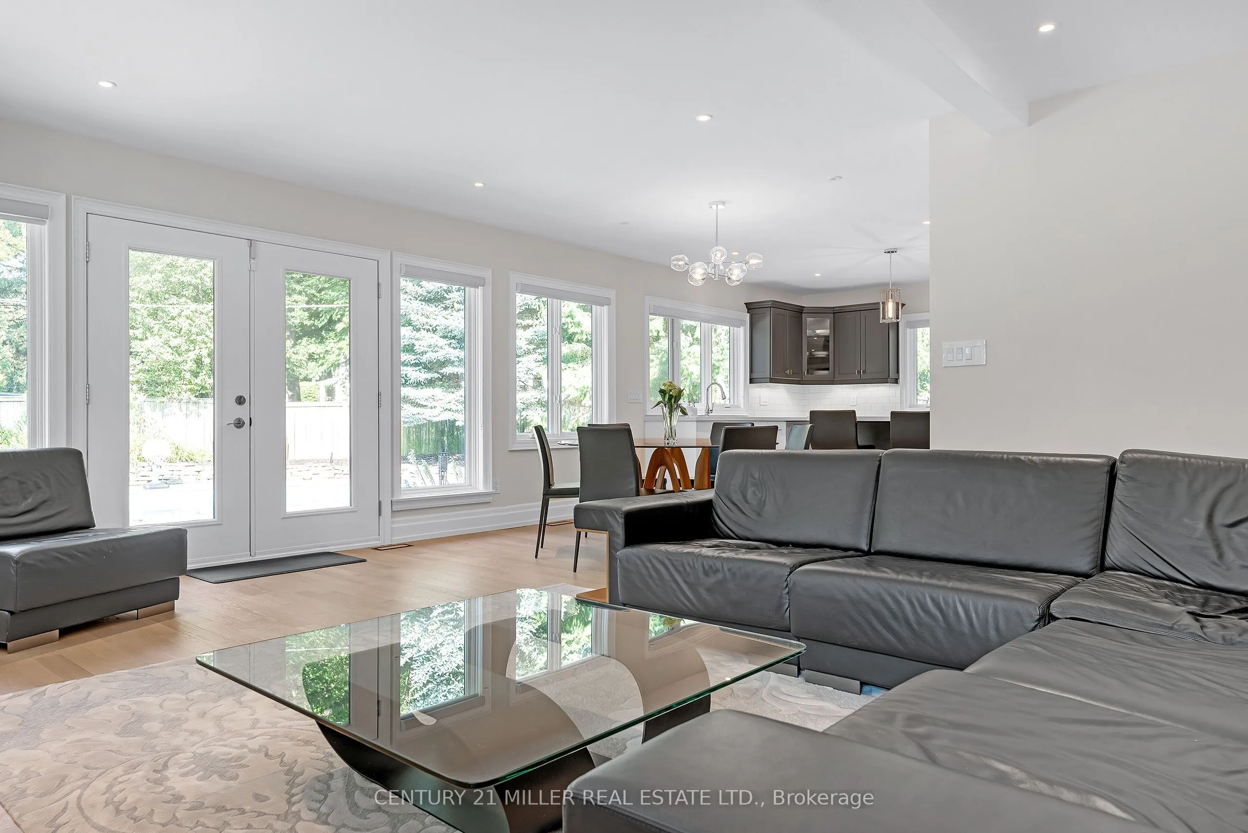 1247 Cumnock Crescent