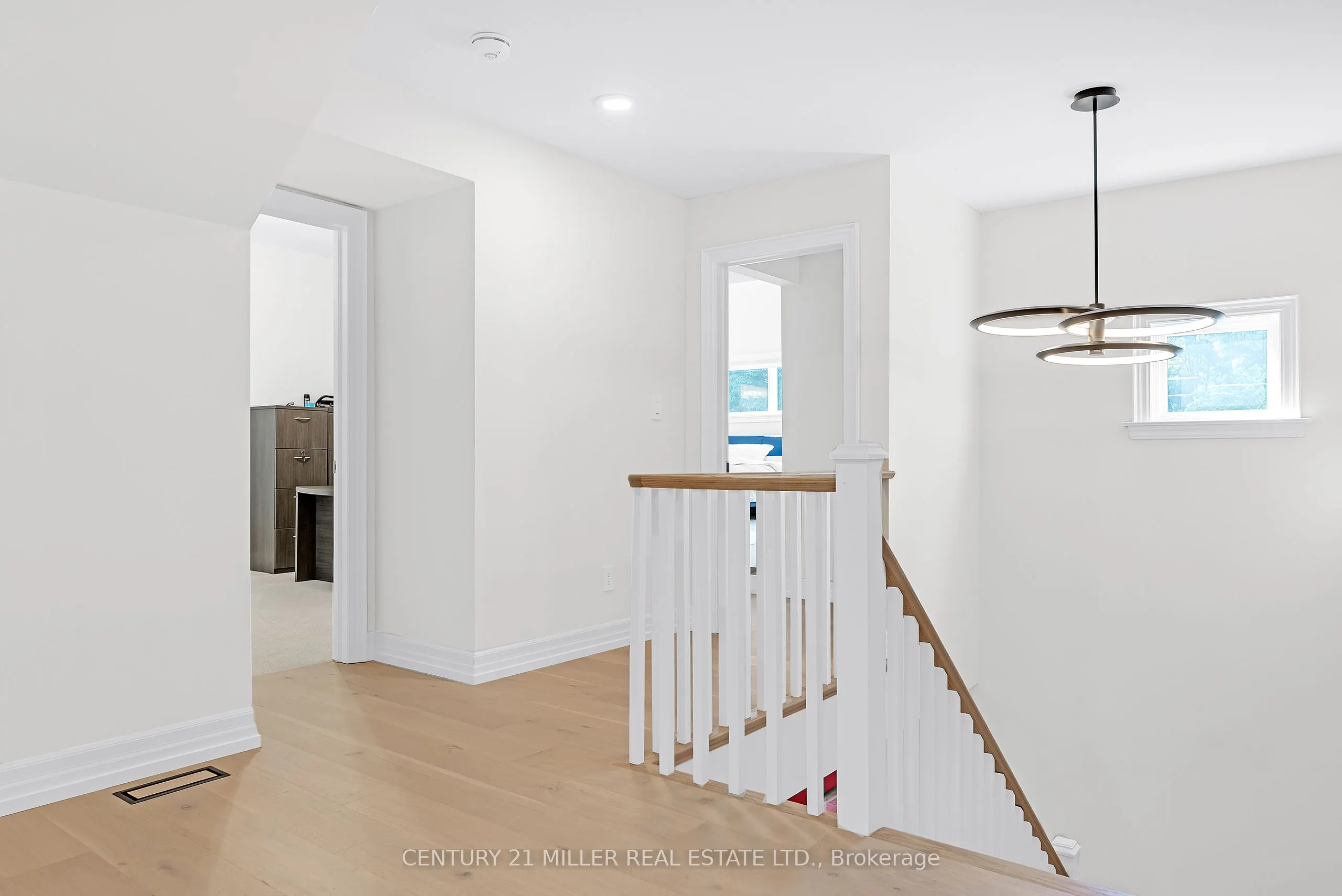 1247 Cumnock Crescent