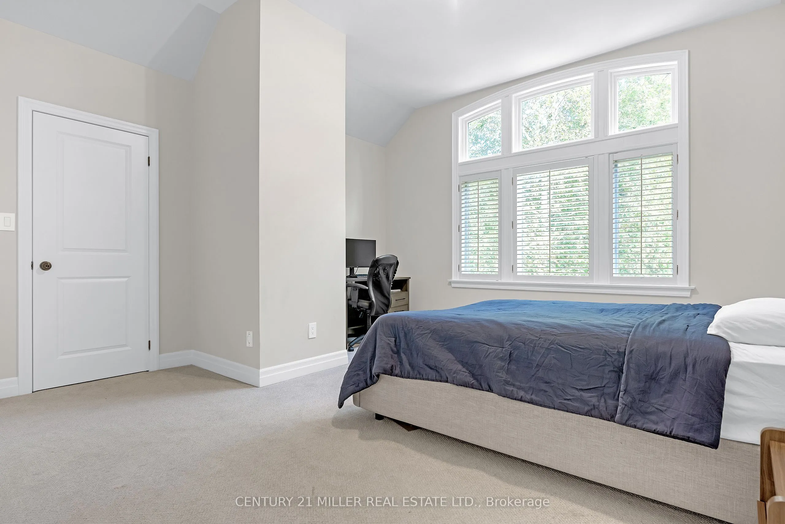 1247 Cumnock Crescent