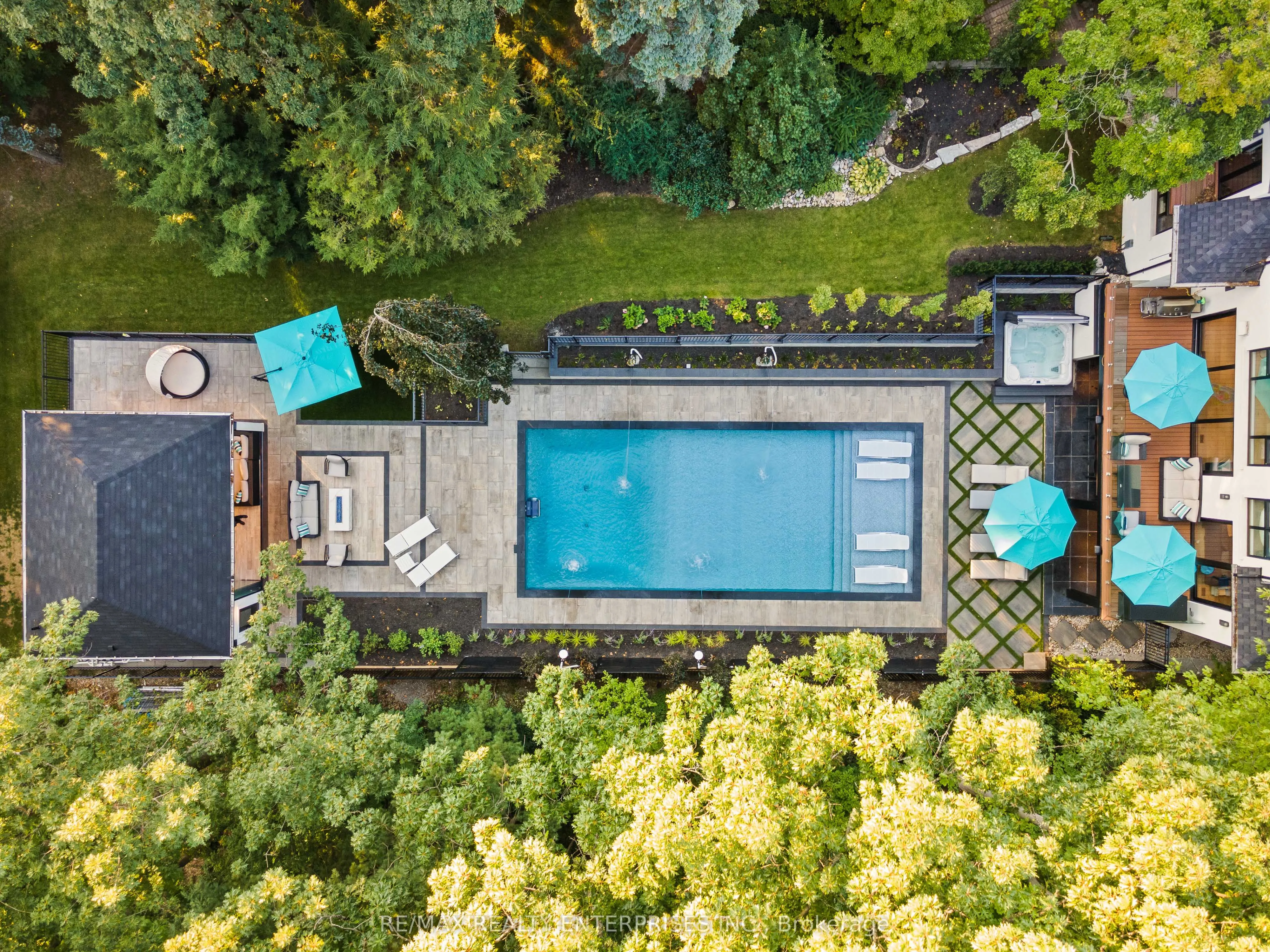 1266 Minaki Road