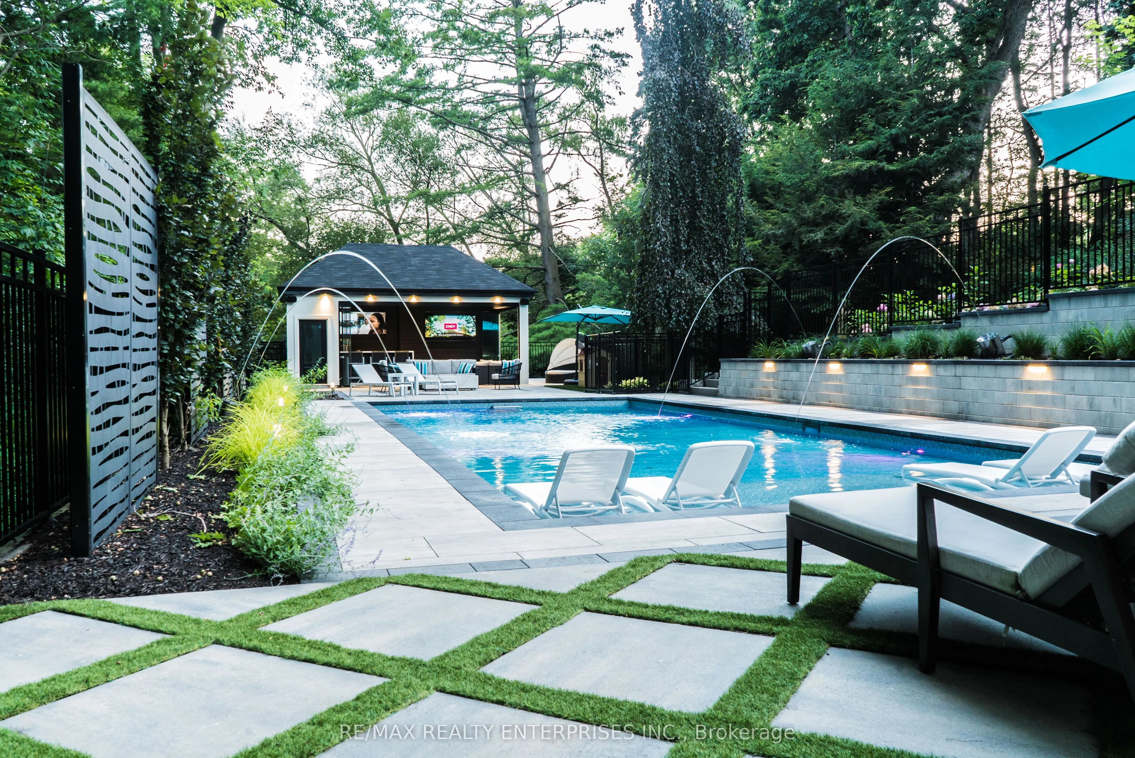 1266 Minaki Road
