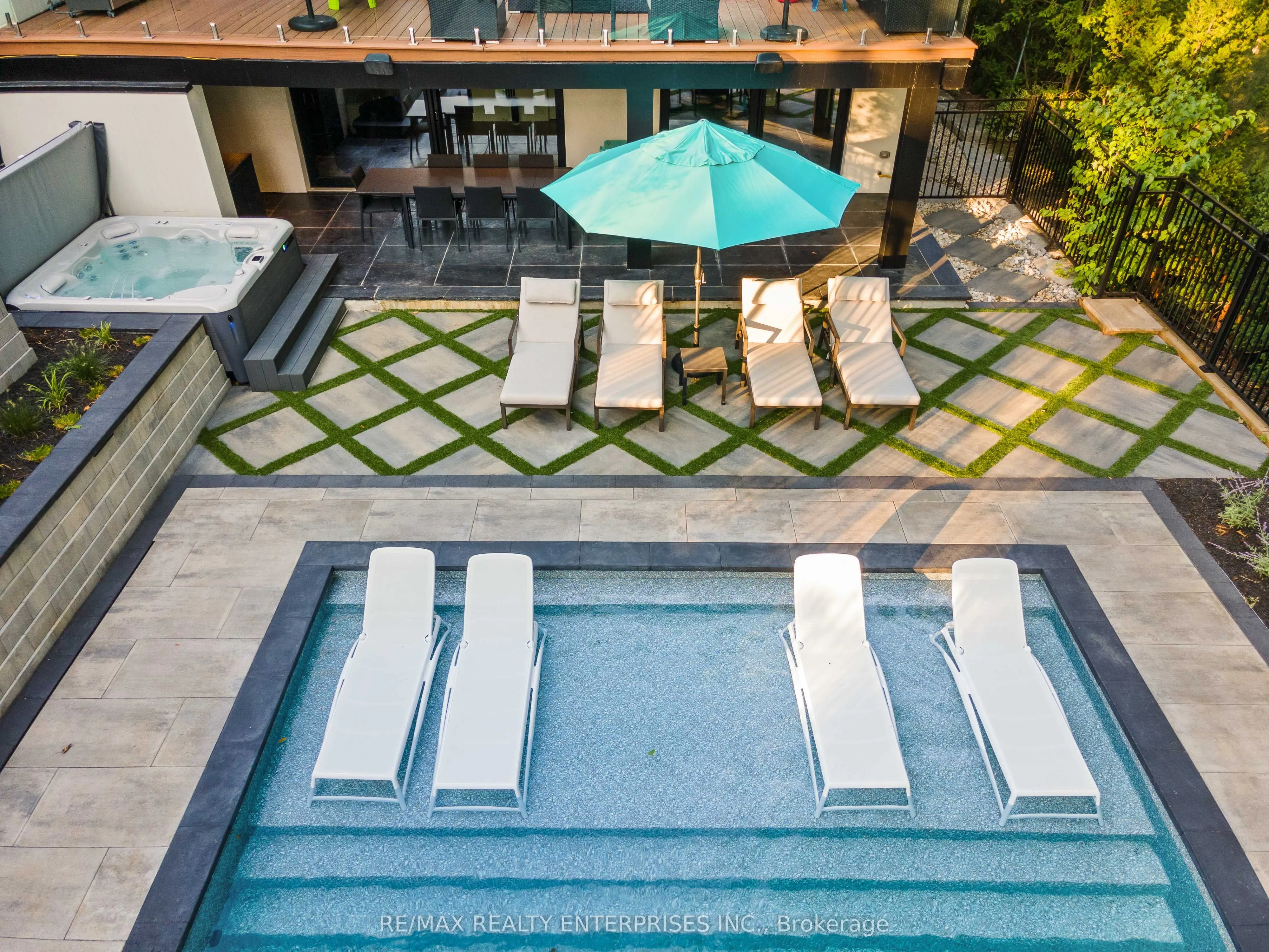 1266 Minaki Road