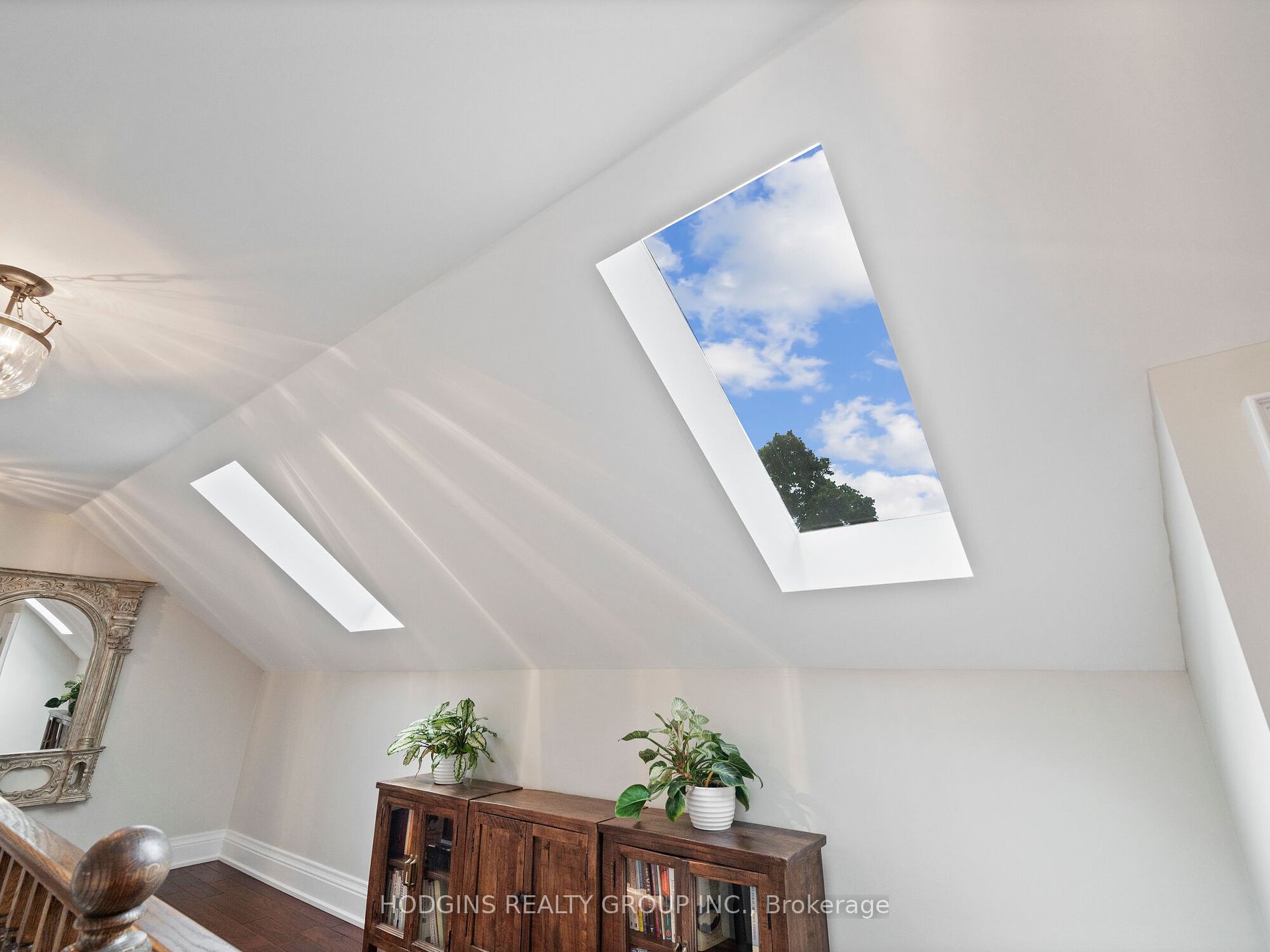 353 Queen Street S