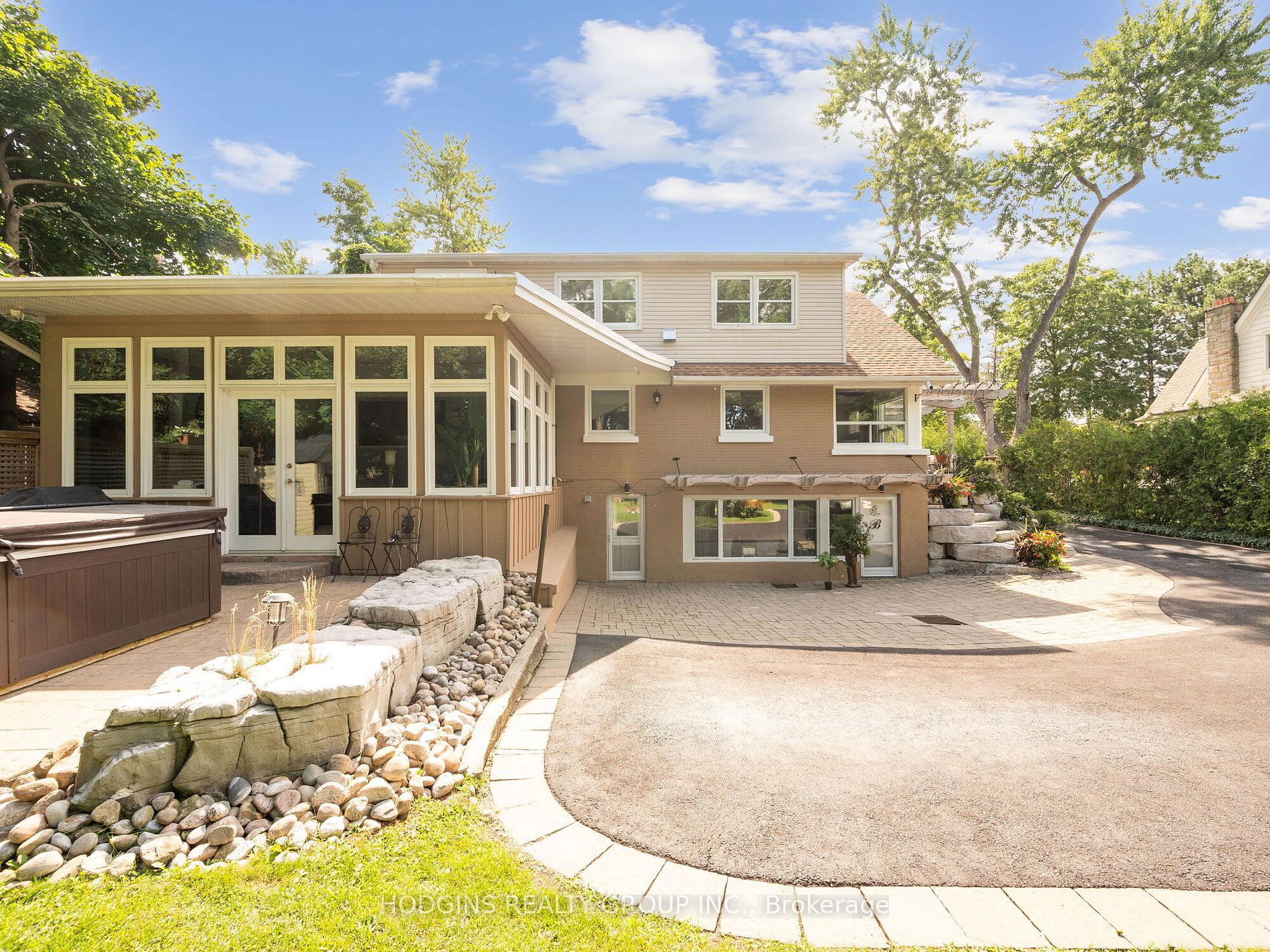 353 Queen Street S