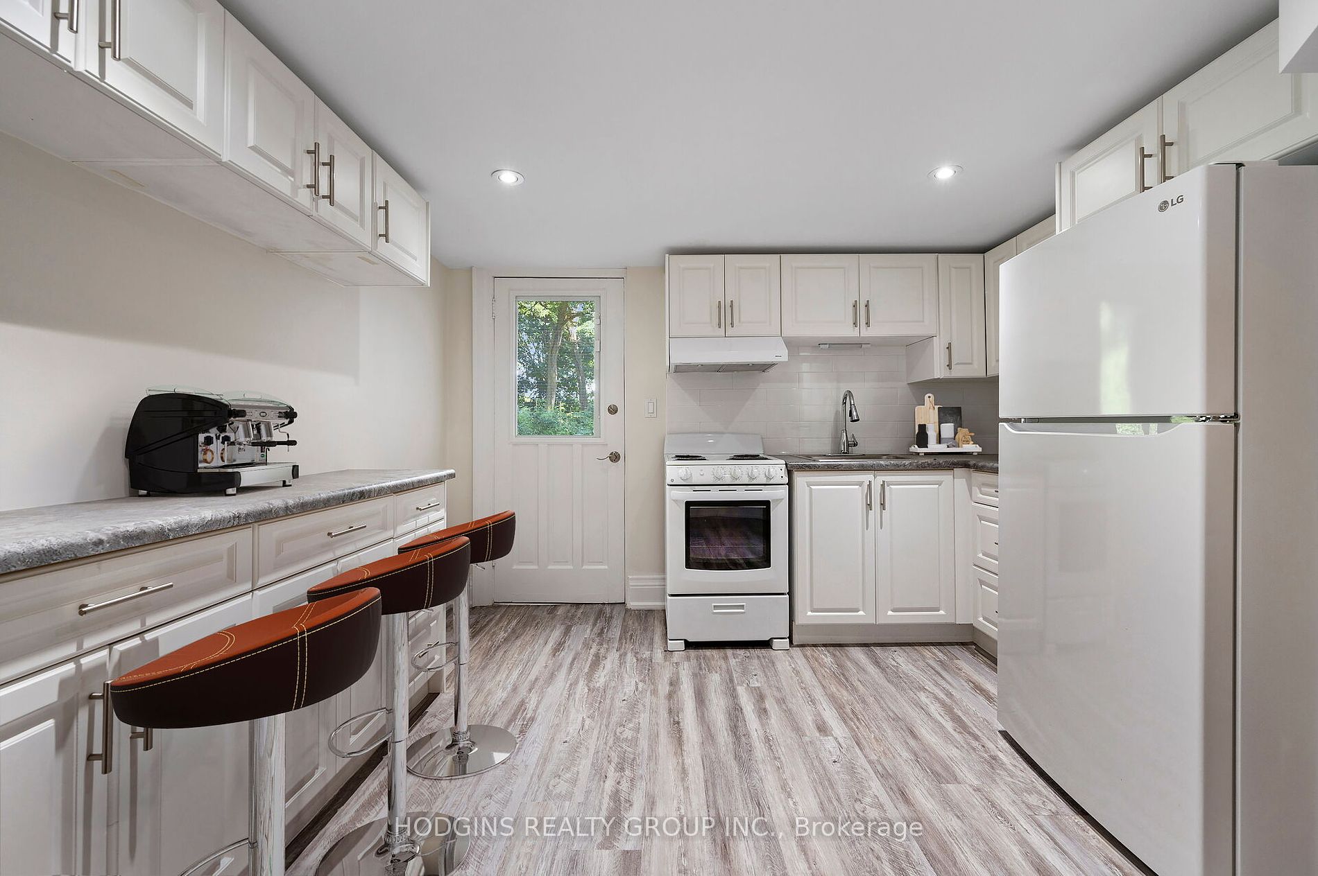 353 Queen Street S