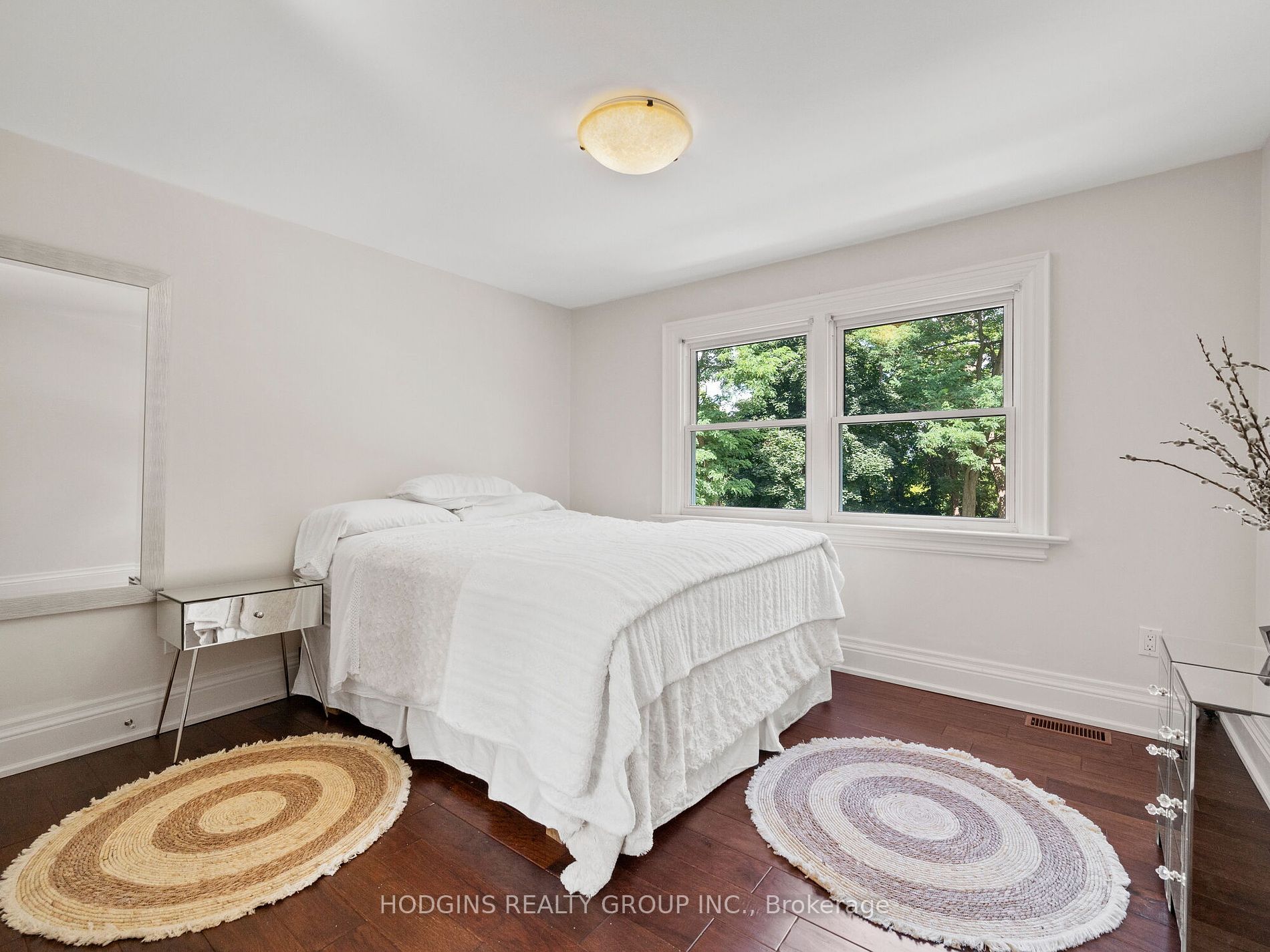 353 Queen Street S
