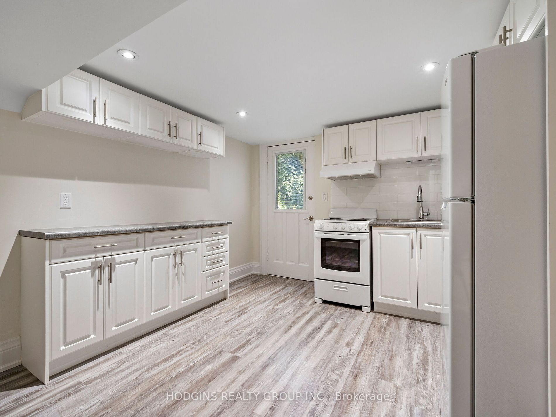 353 Queen Street S