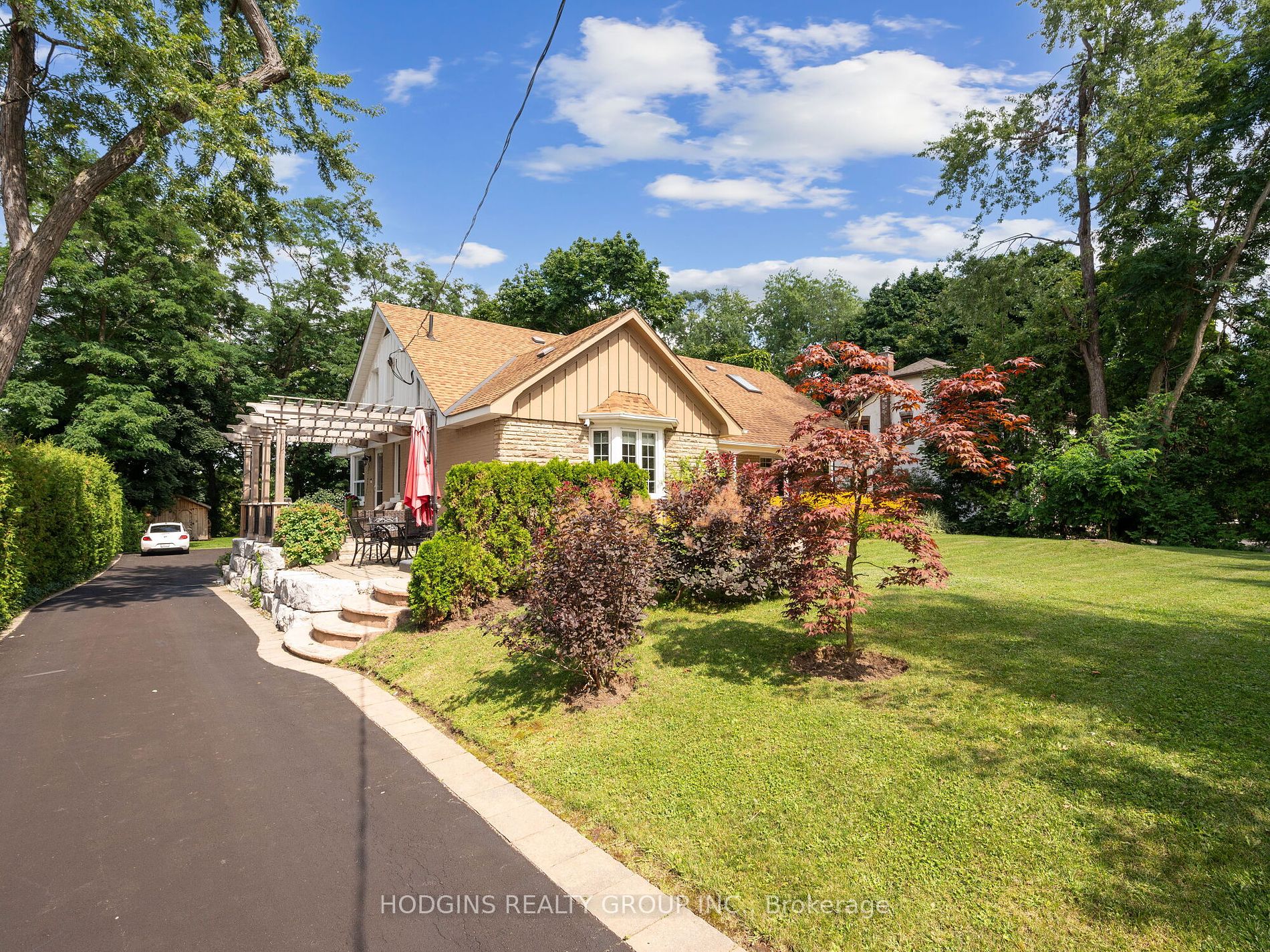 353 Queen Street S