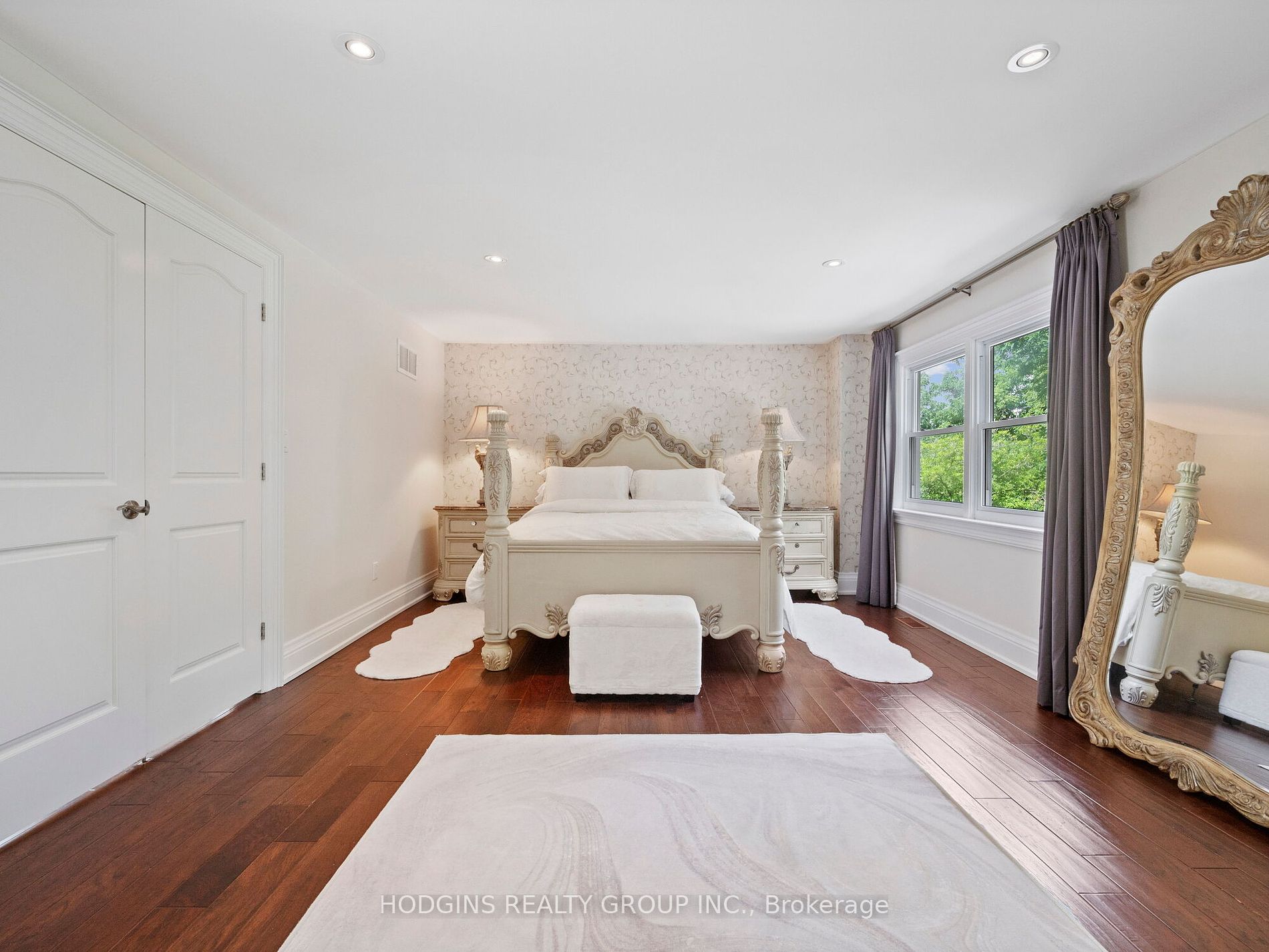 353 Queen Street S