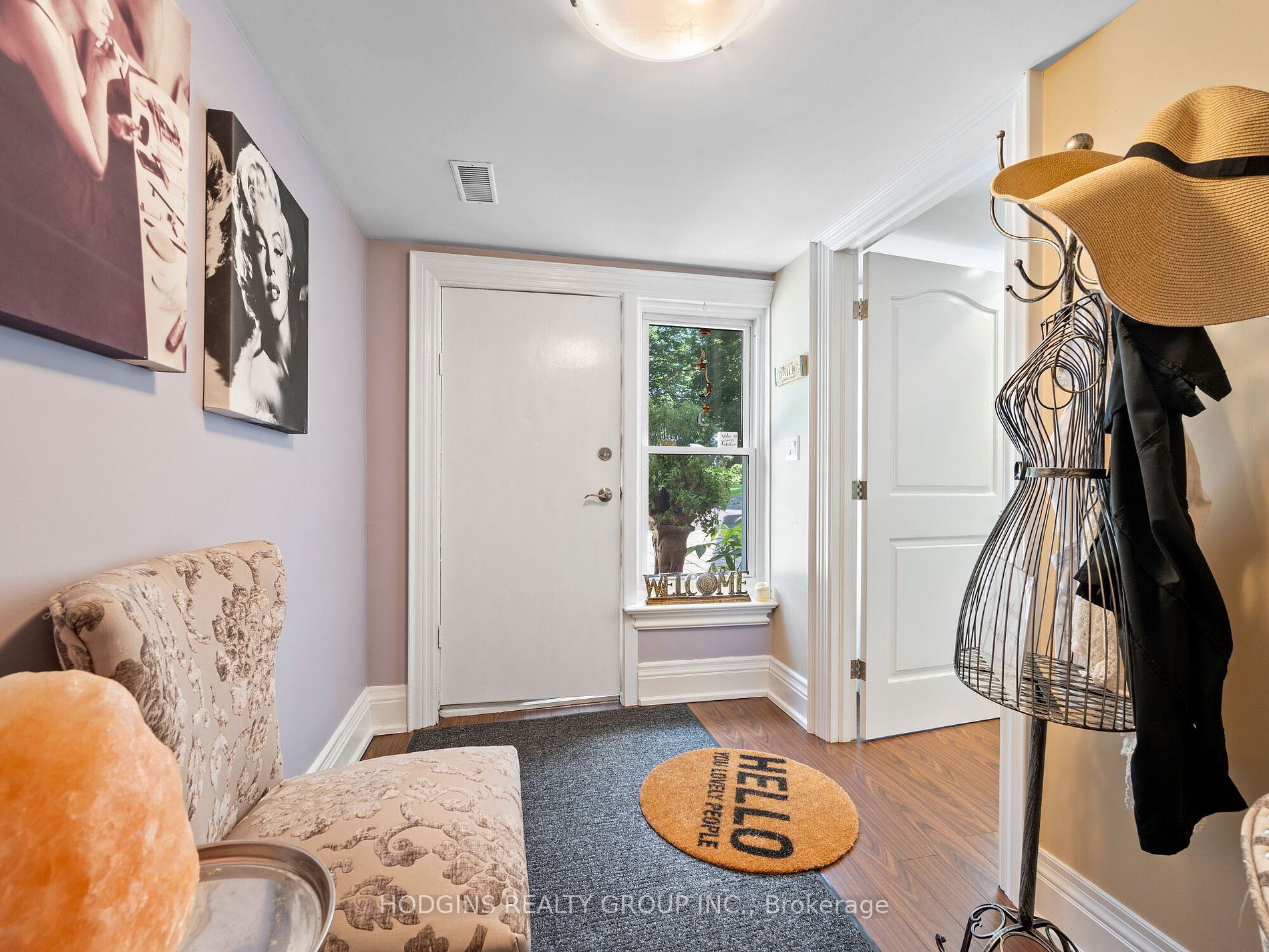 353 Queen Street S
