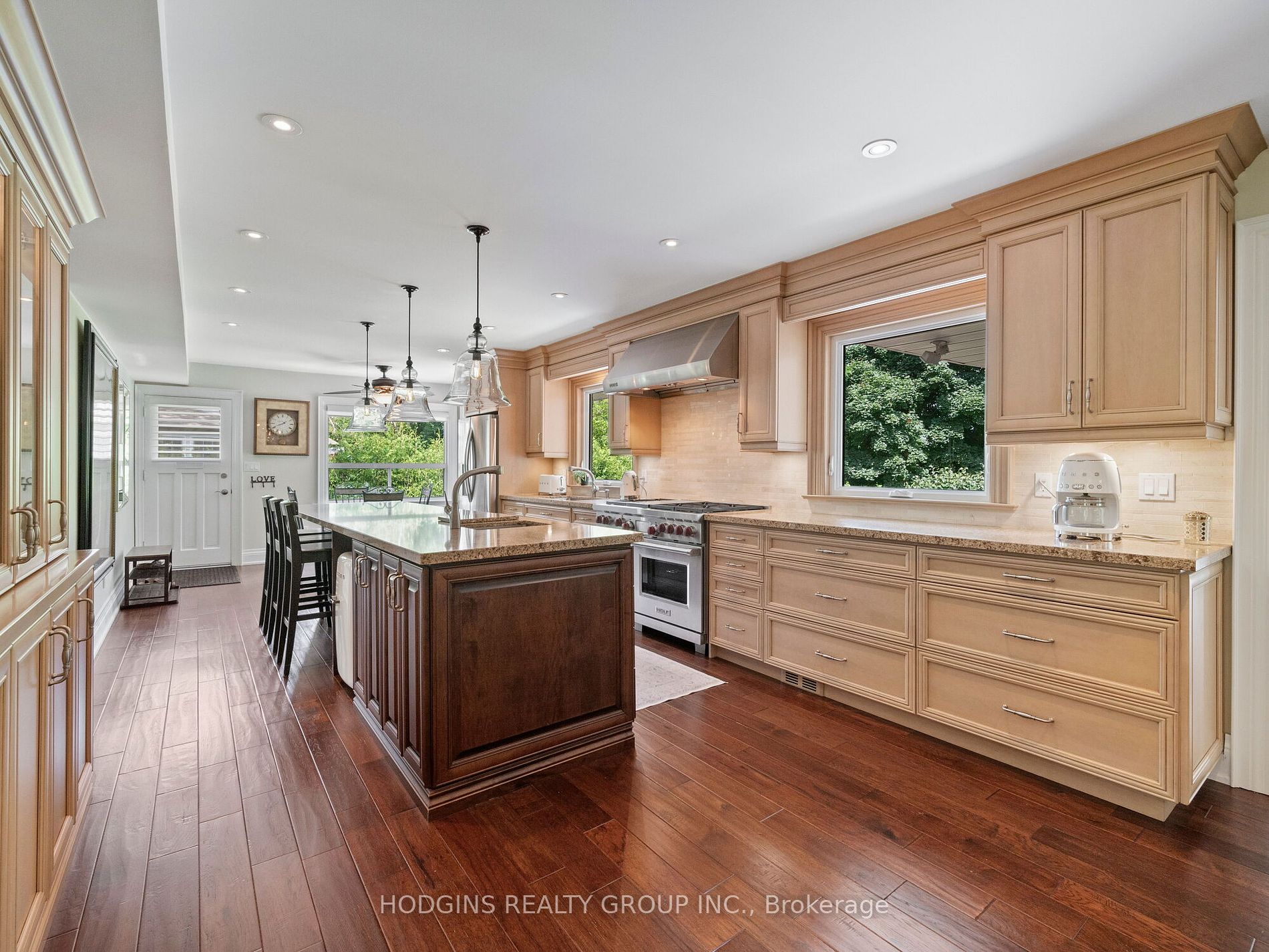 353 Queen Street S