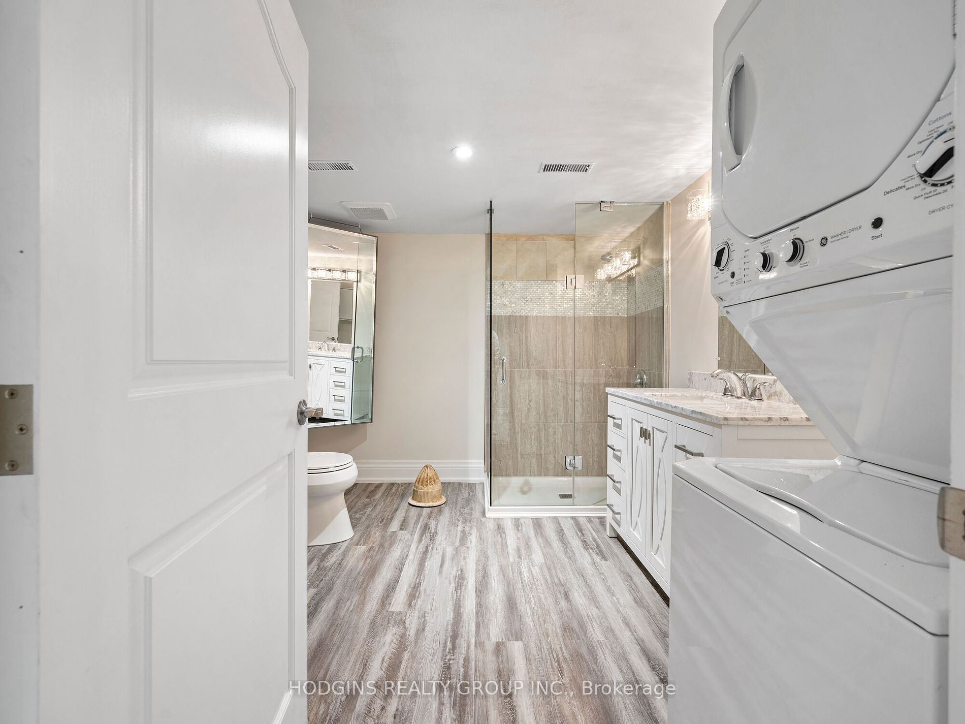 353 Queen Street S