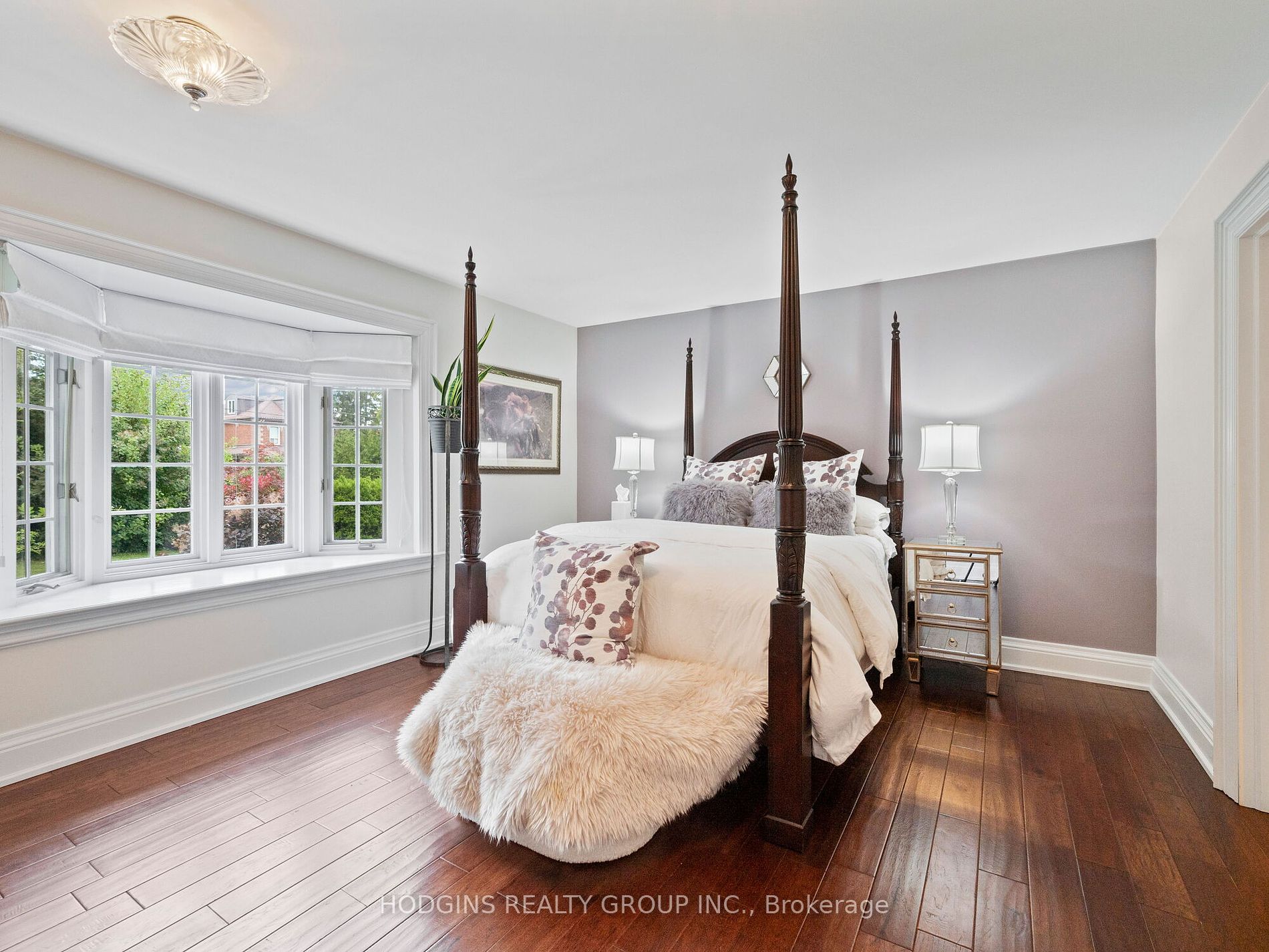 353 Queen Street S