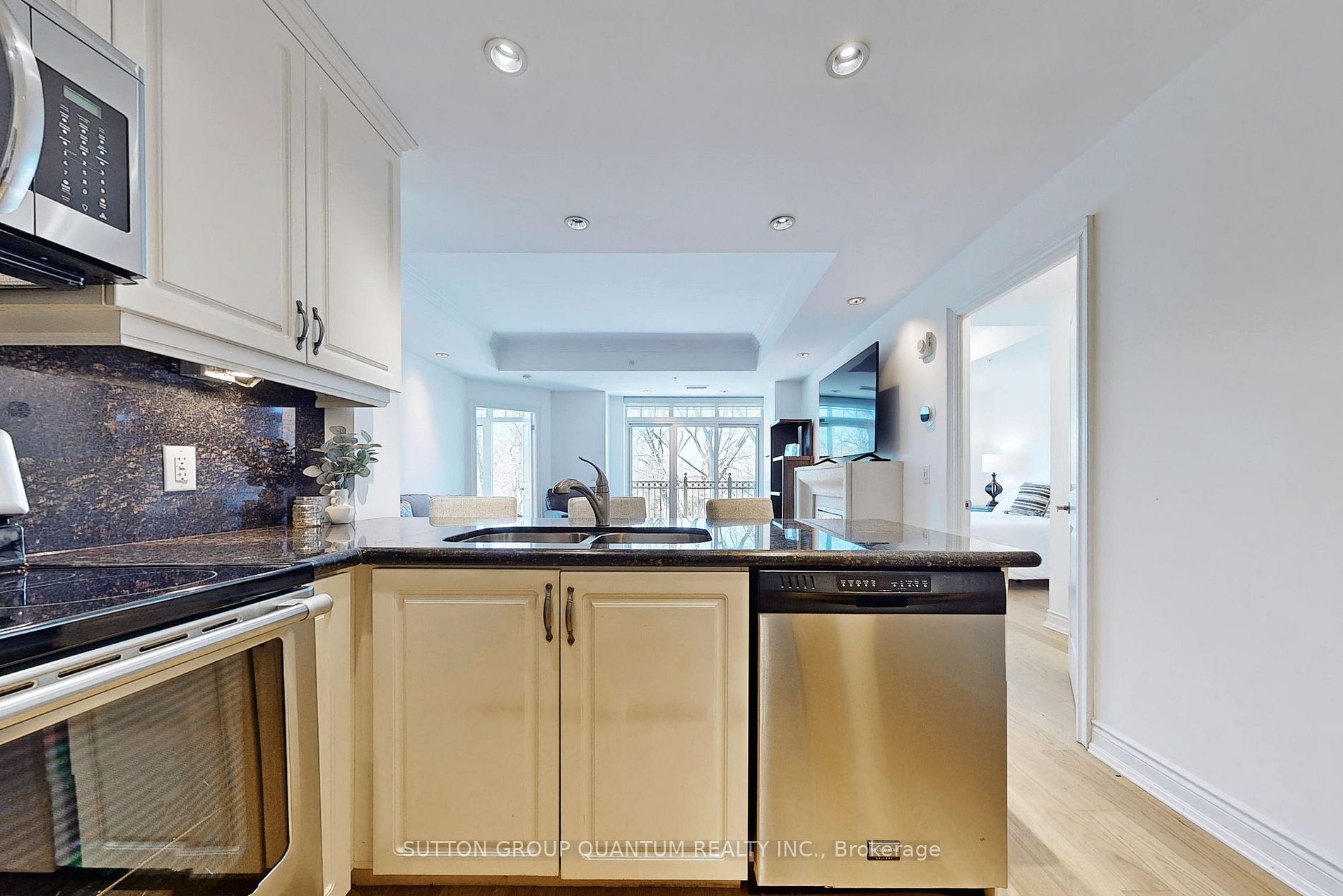 205 Lakeshore Road W, #304
