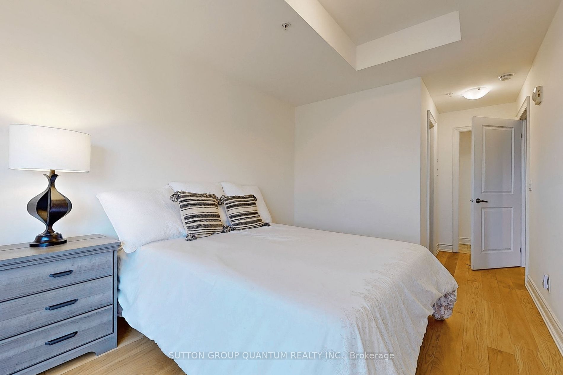 205 Lakeshore Road W, #304