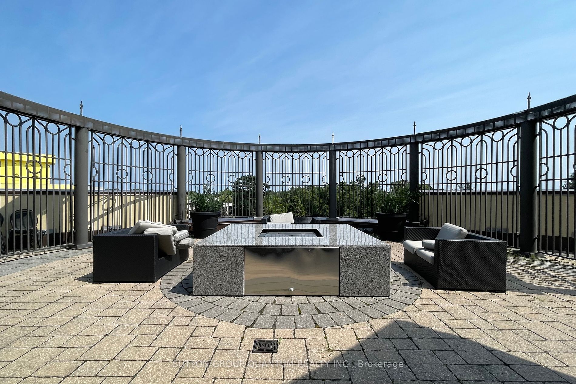 205 Lakeshore Road W, #304