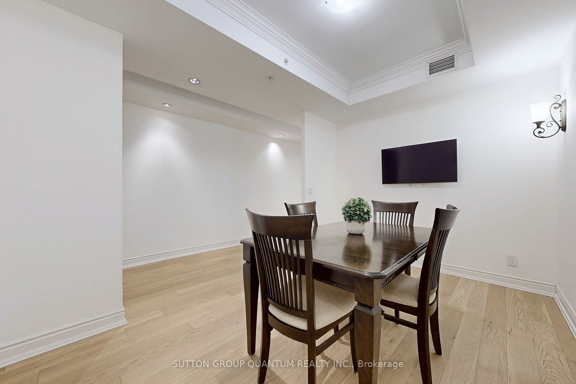 205 Lakeshore Road W, #304