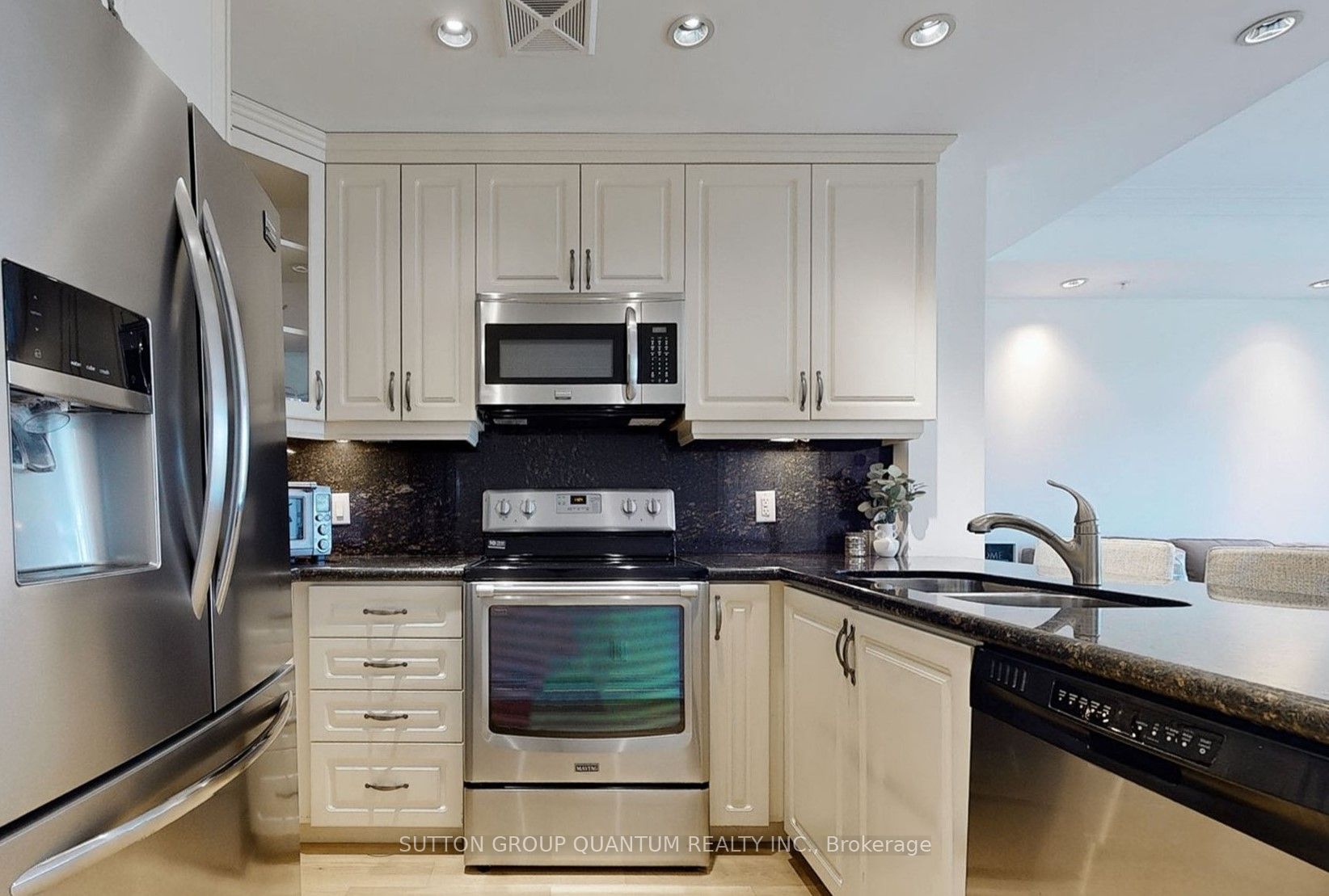 205 Lakeshore Road W, #304