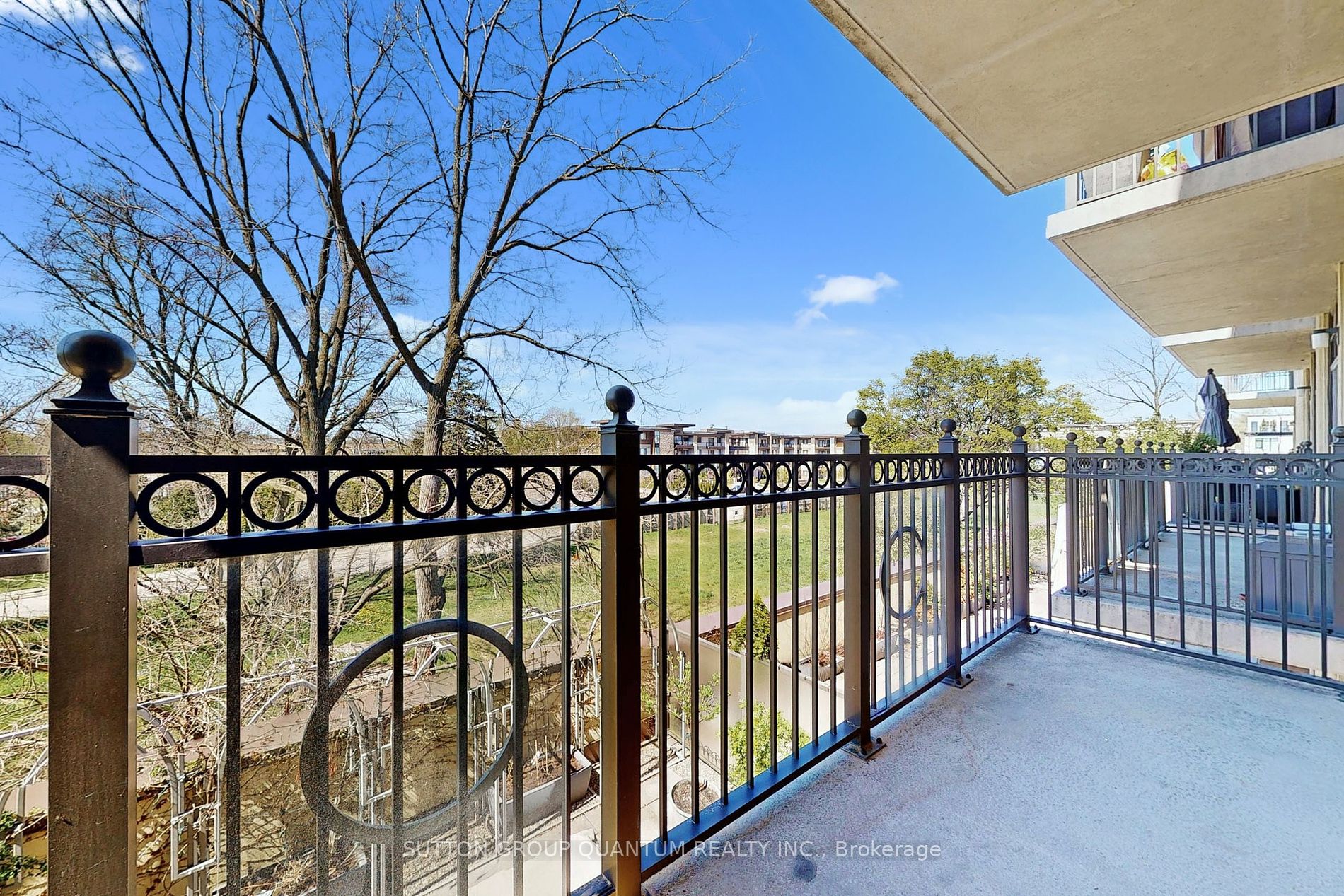 205 Lakeshore Road W, #304