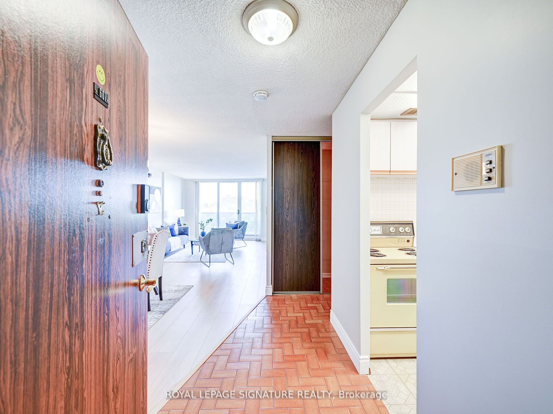 812 Burnhamthorpe Road, #607