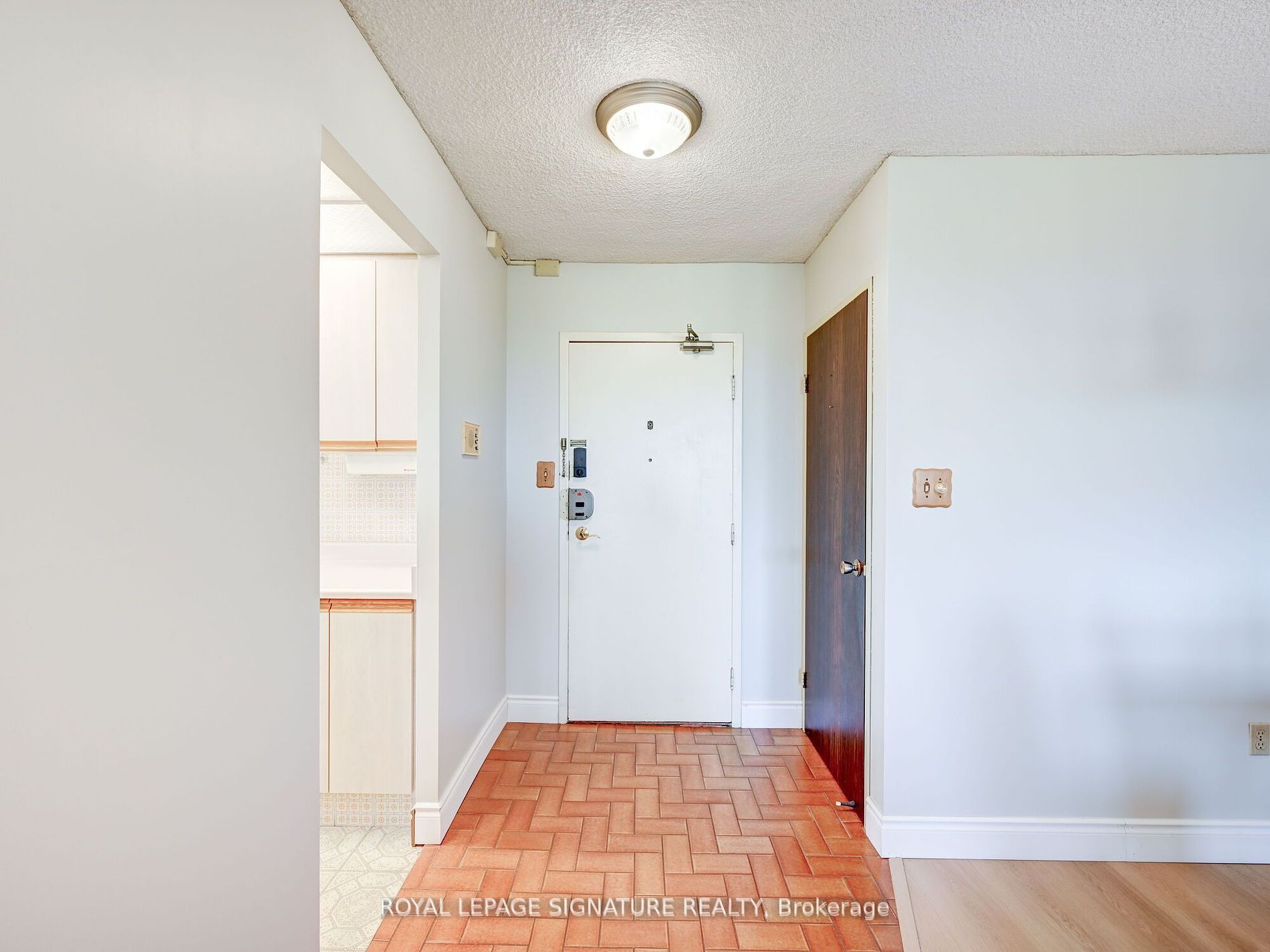 812 Burnhamthorpe Road, #607