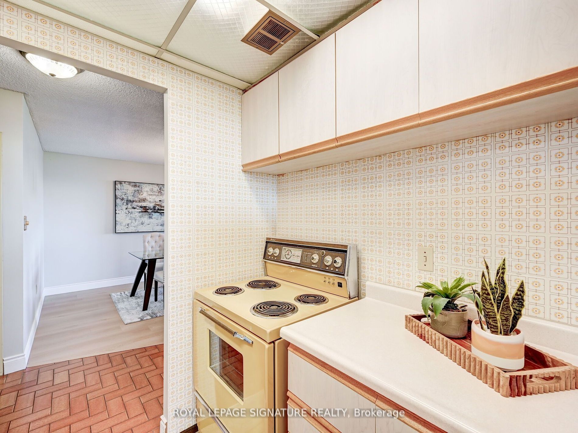 812 Burnhamthorpe Road, #607
