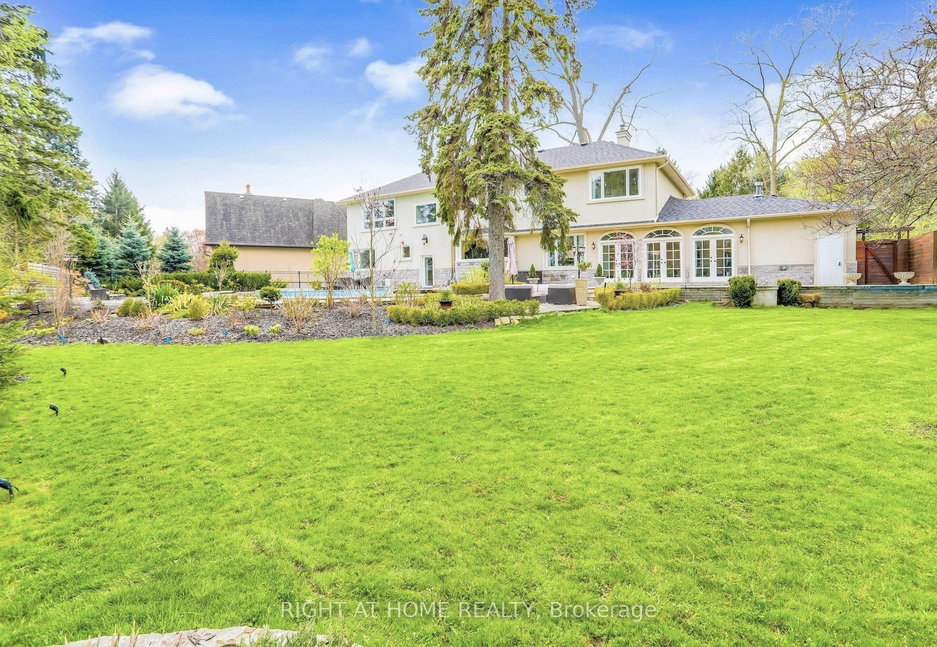 471 Country Club Crescent