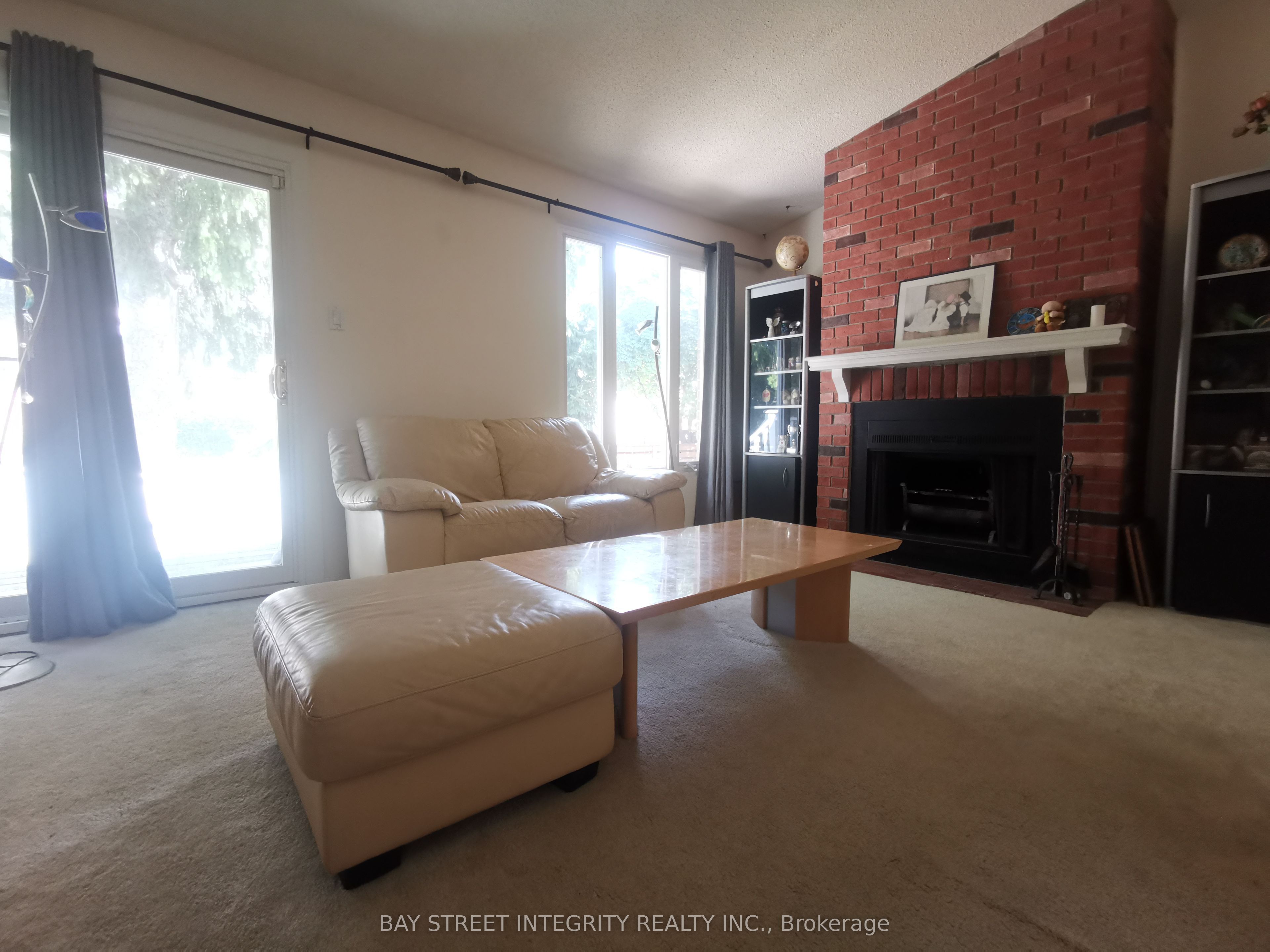 976 Raintree Lane