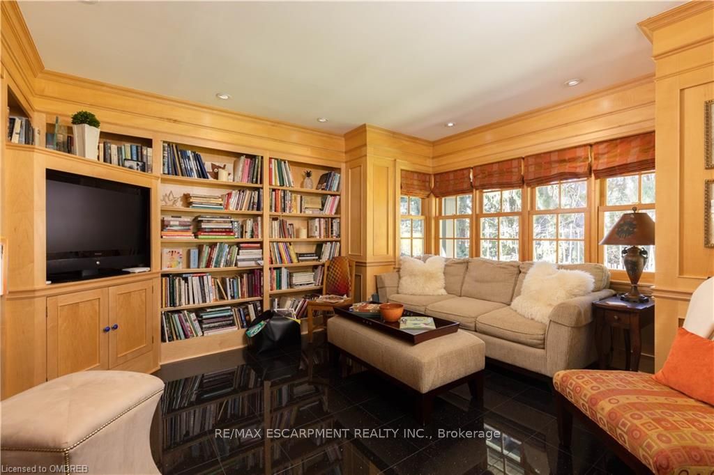 2055 Lakeshore Road E