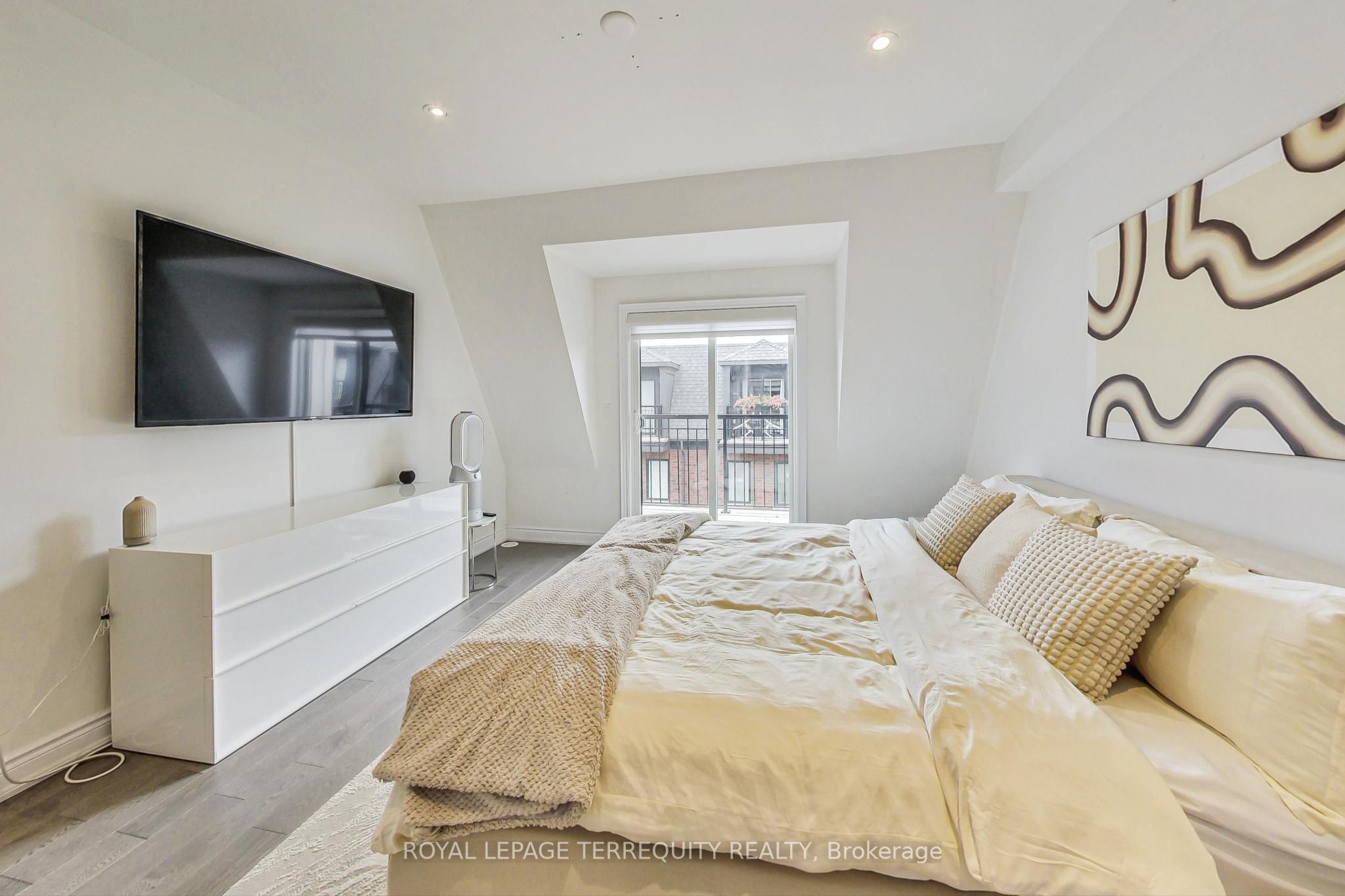 80 Daisy Avenue, #22