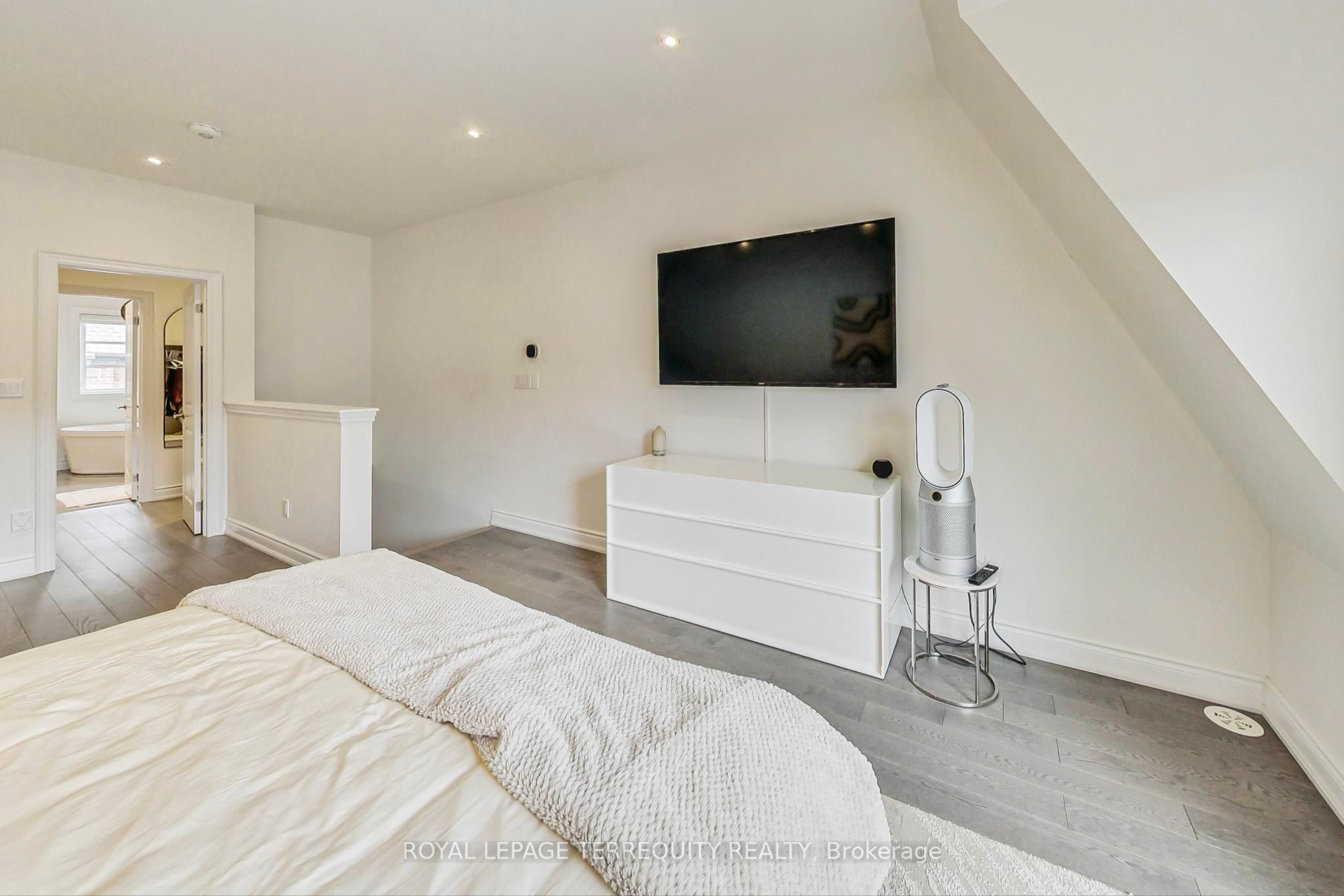 80 Daisy Avenue, #22